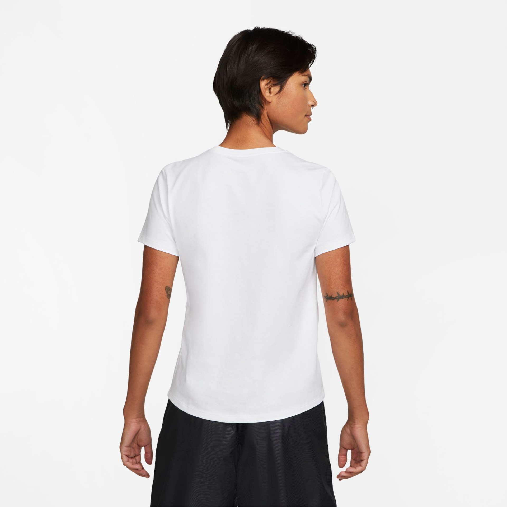 Camiseta Nike Sportswear Essentials Feminina - Foto 2