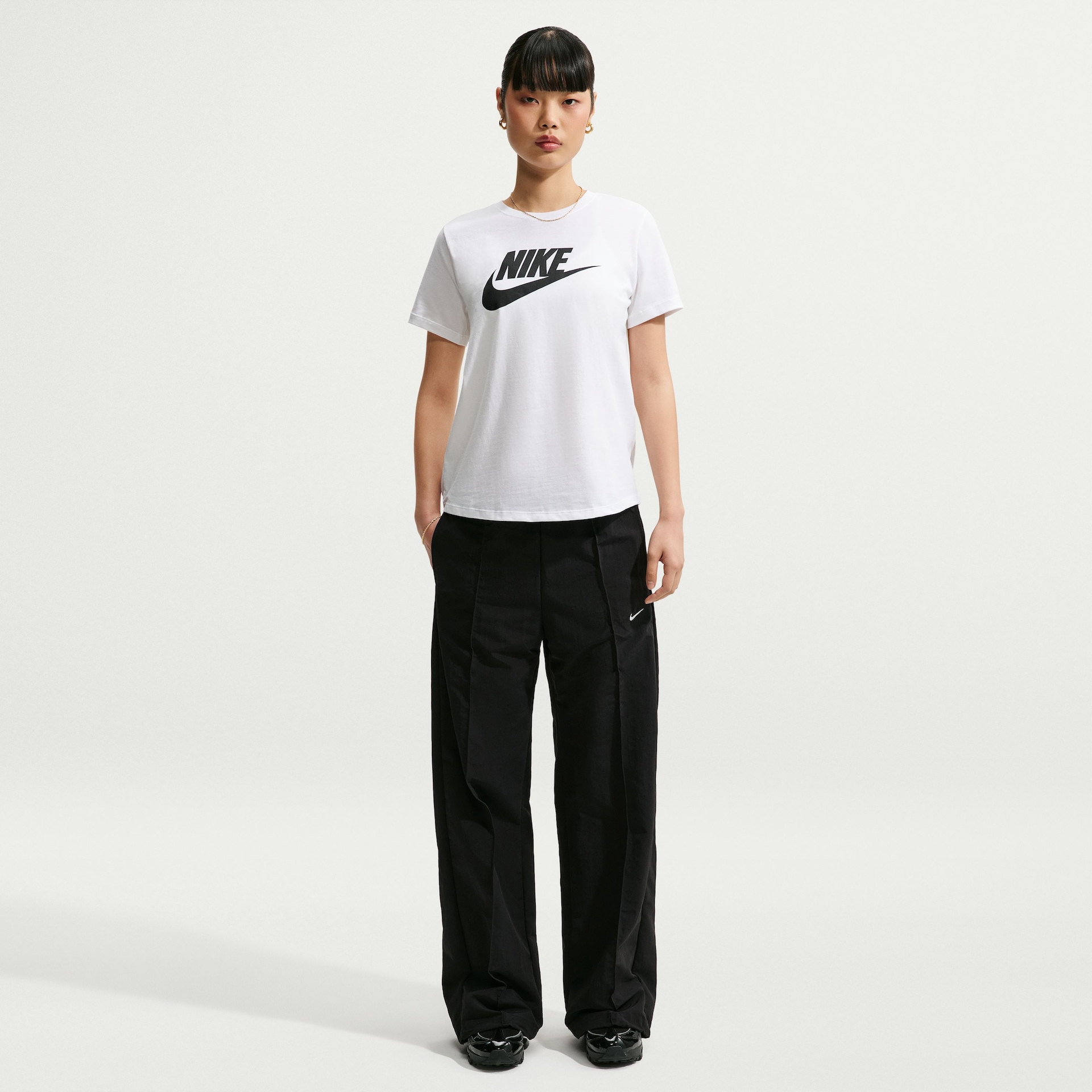 Camiseta Nike Sportswear Essentials Feminina - Foto 9