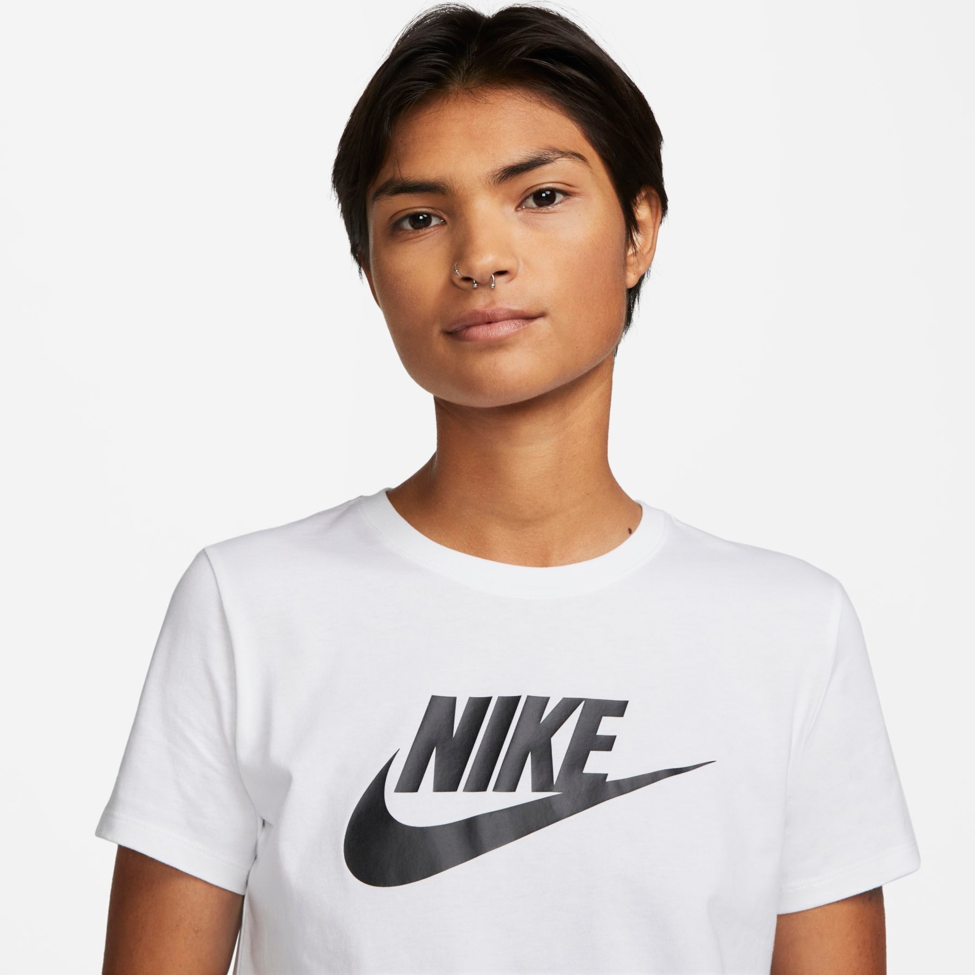 Camiseta Nike Sportswear Essentials Feminina - Foto 3