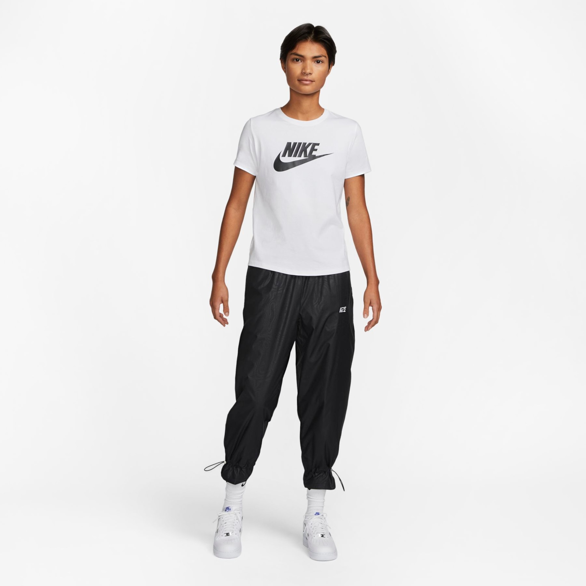 Camiseta Nike Sportswear Essentials Feminina - Foto 4