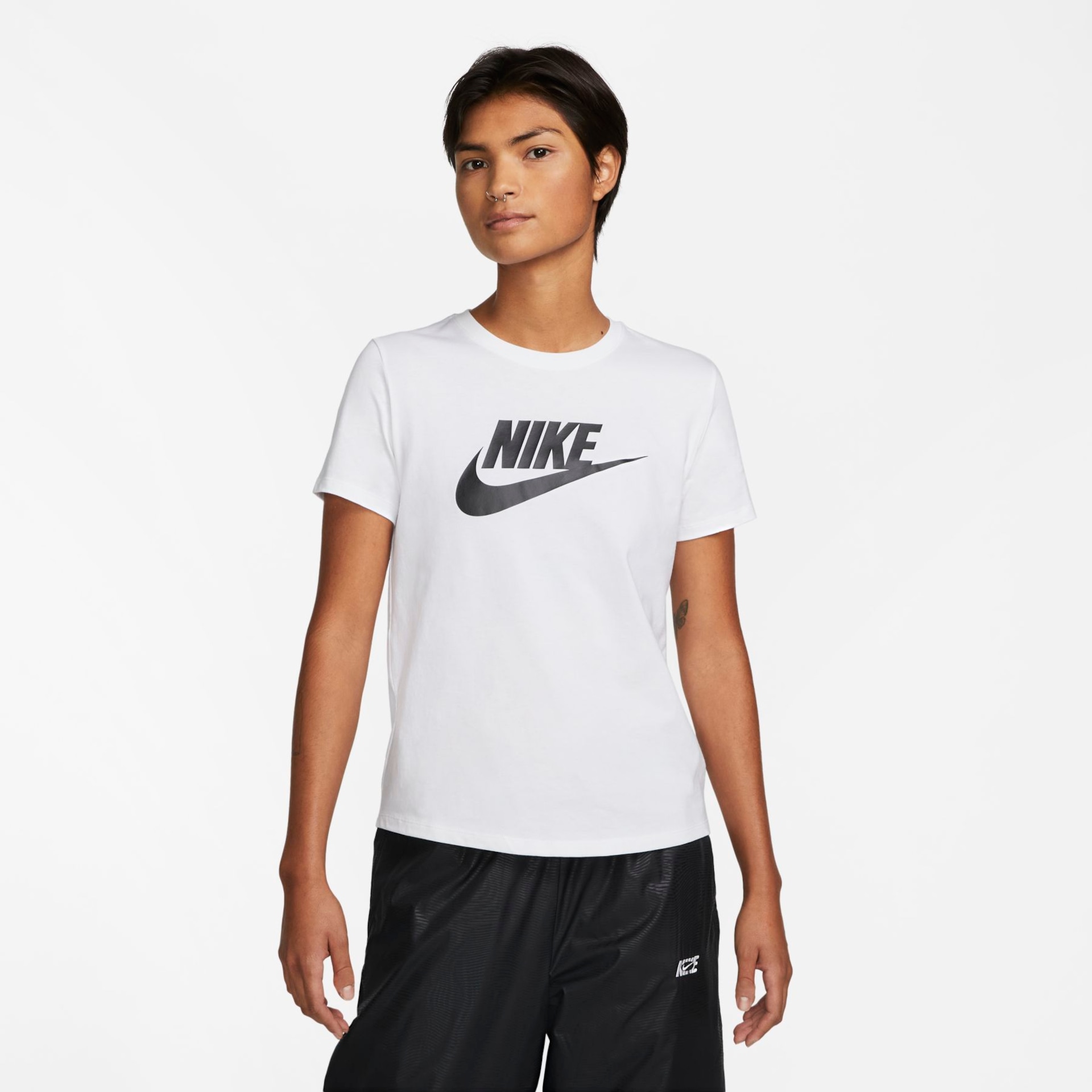 Camiseta Nike Sportswear Essentials Feminina - Foto 1