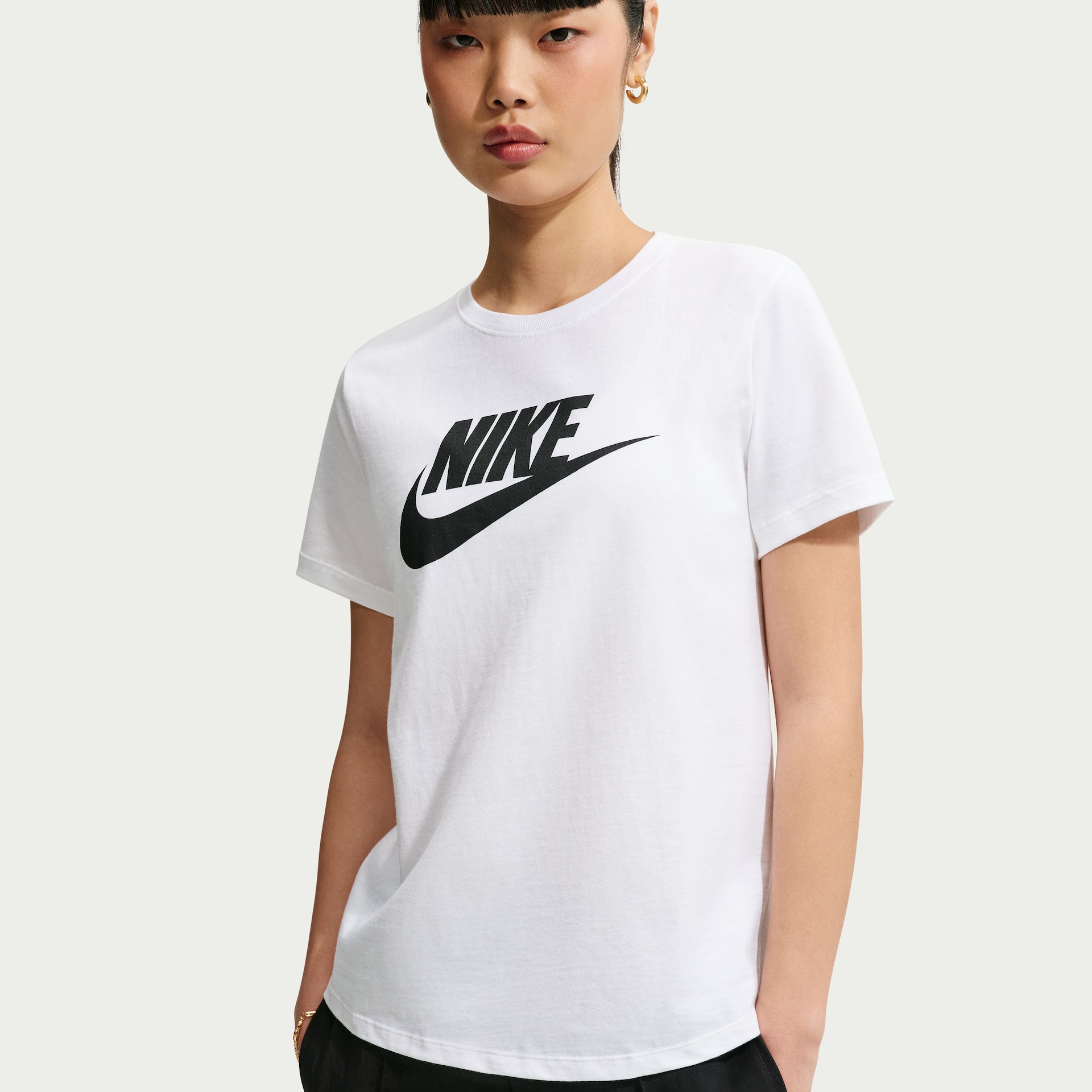 Camiseta Nike Sportswear Essentials Feminina - Foto 1