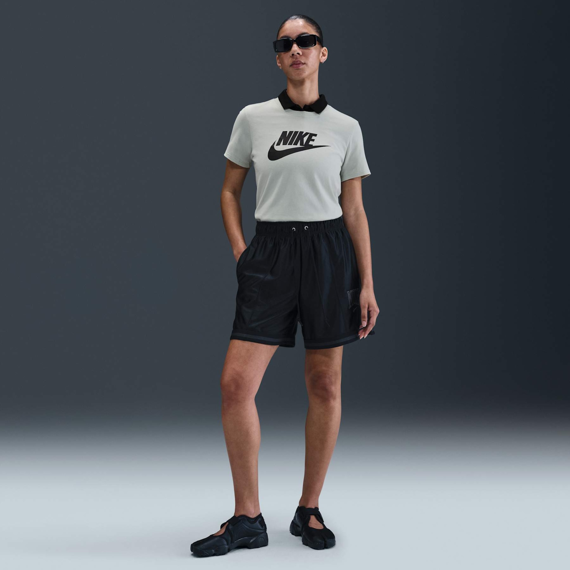 Camiseta Nike Sportswear Essentials Feminina - Foto 4