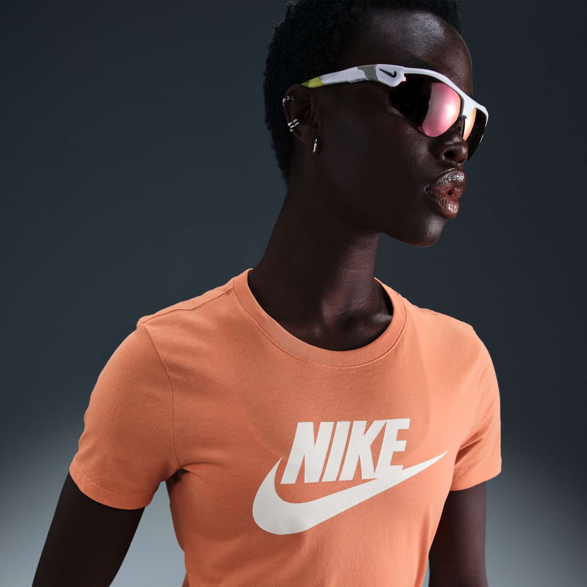 Camiseta Nike Sportswear Essentials Feminina - Foto 1