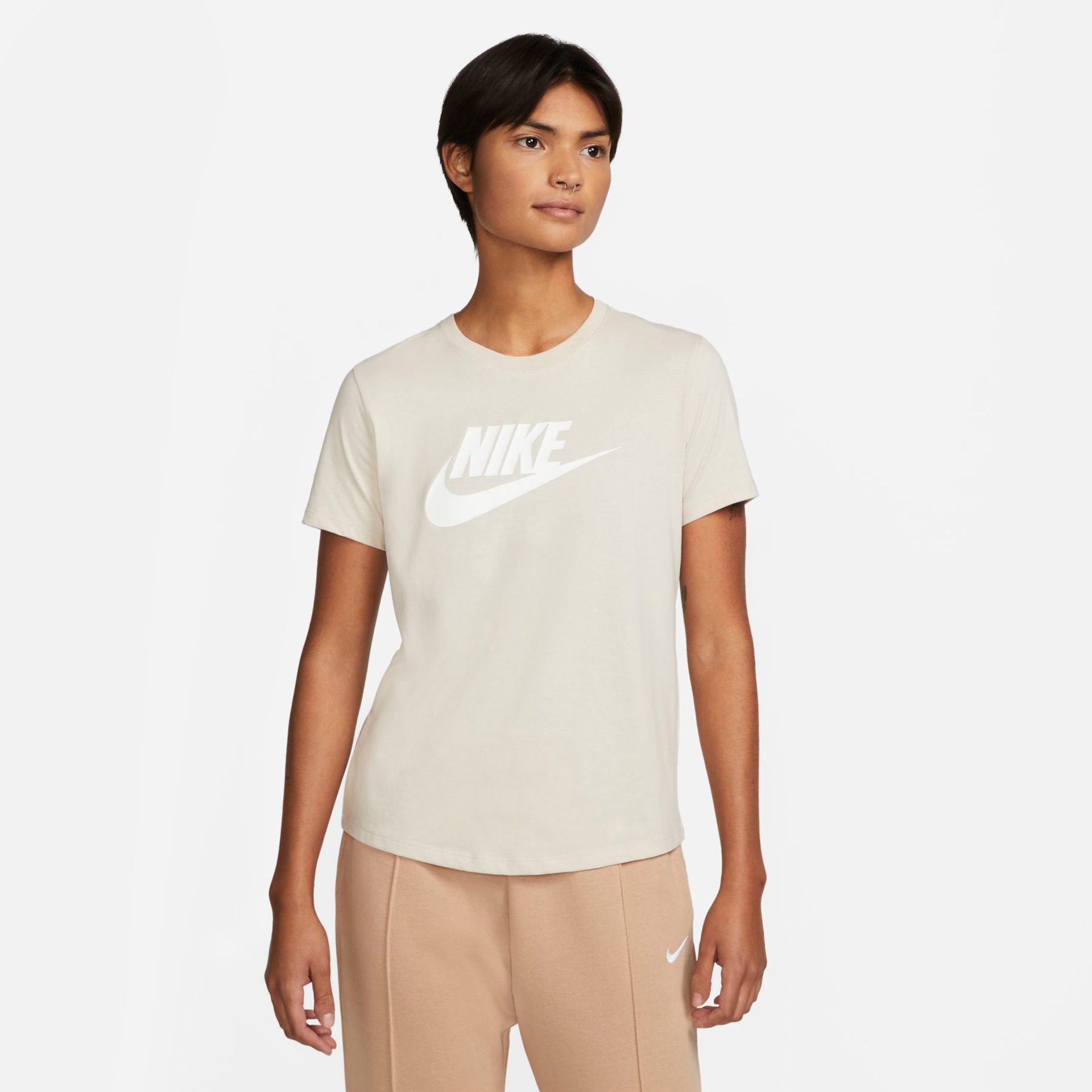 Imagem principal de Camiseta Nike Sportswear Essentials Feminina