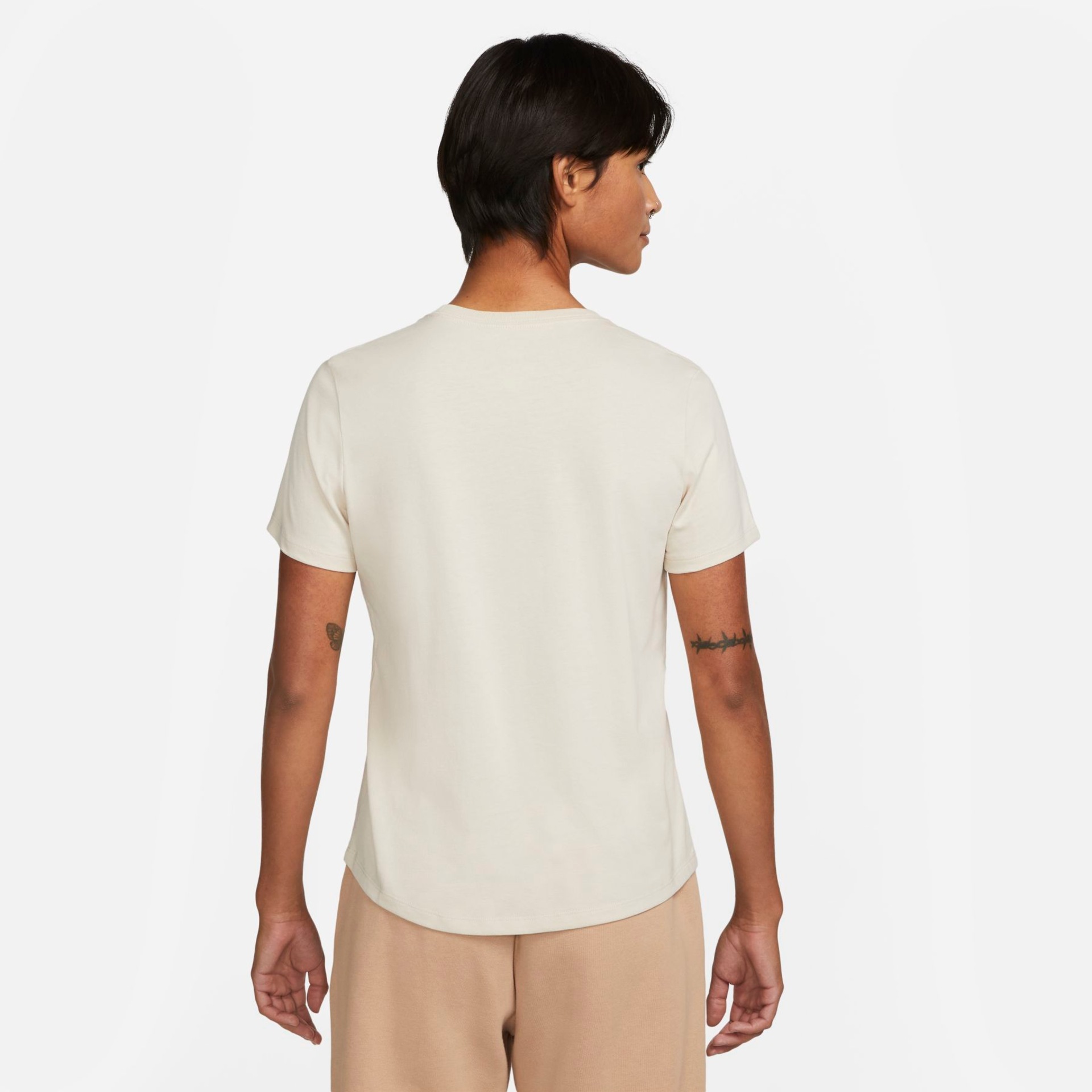 Camiseta Nike Sportswear Essentials Feminina - Foto 2