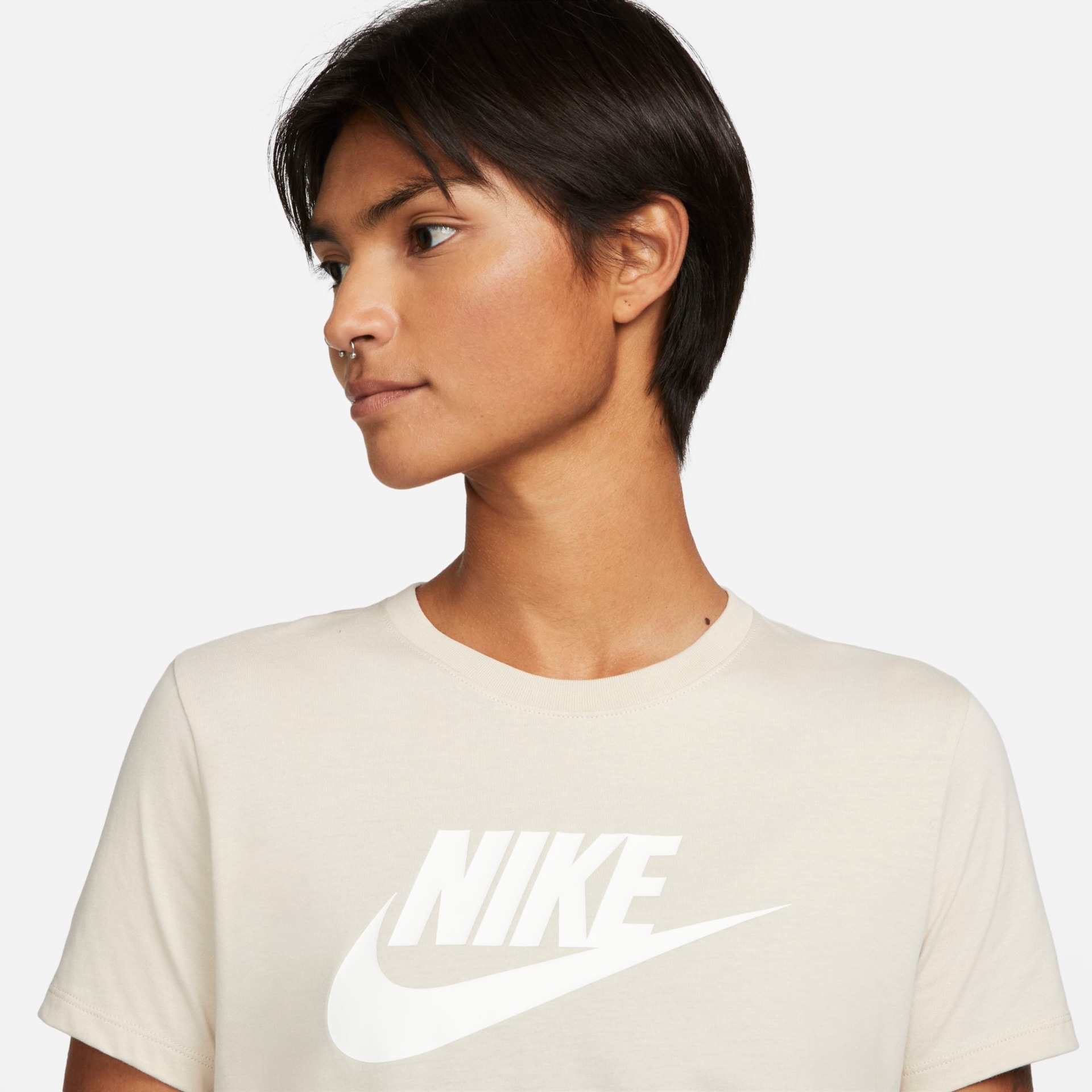 Camiseta Nike Sportswear Essentials Feminina - Foto 3