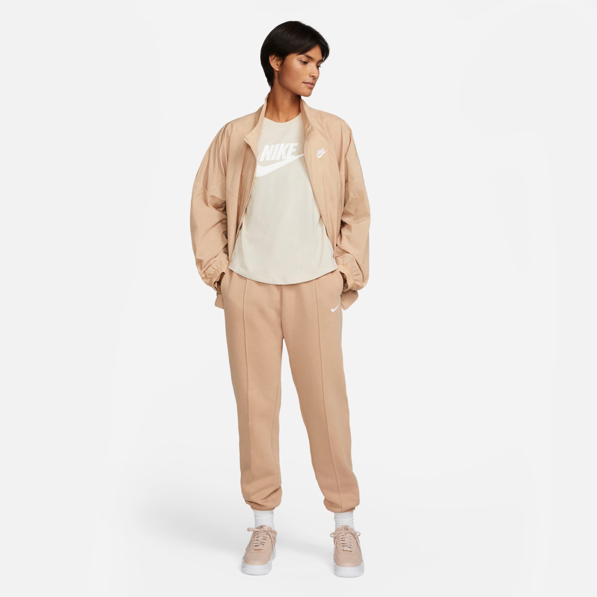 Camiseta Nike Sportswear Essentials Feminina - Foto 4