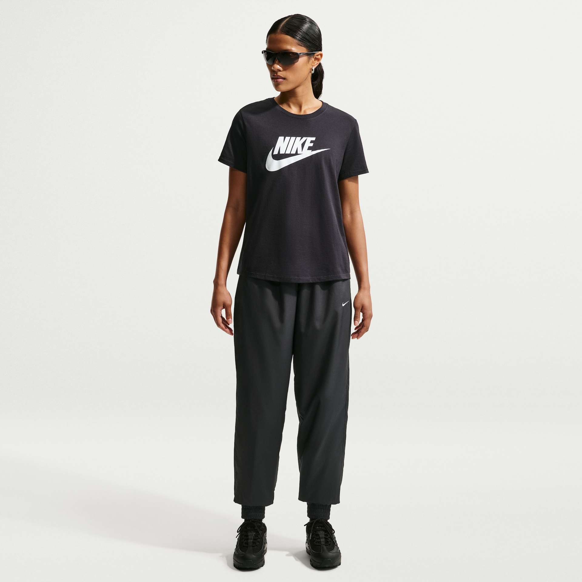 Camiseta Nike Sportswear Essentials Feminina - Foto 4