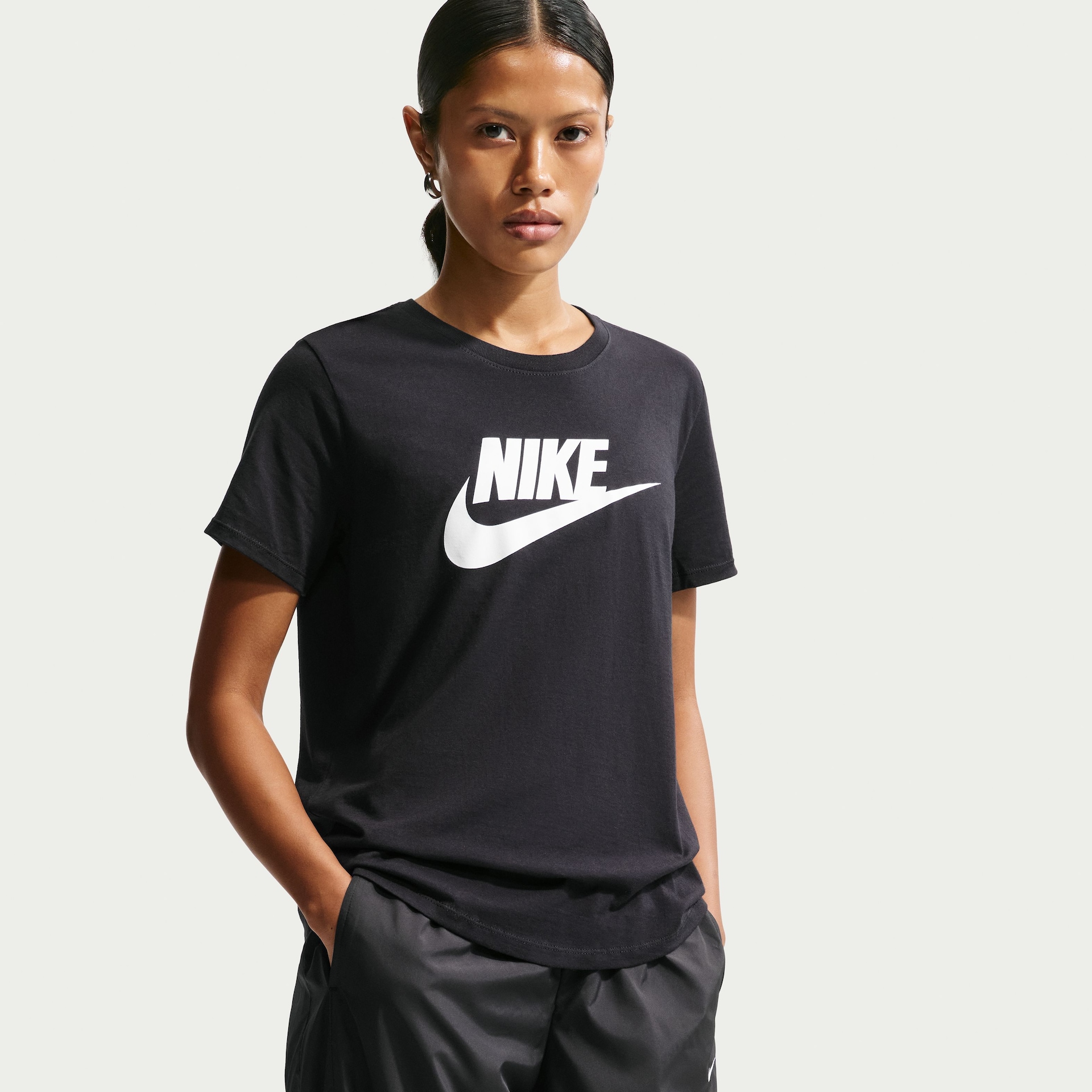 Camiseta Nike Sportswear Essentials Feminina - Foto 1