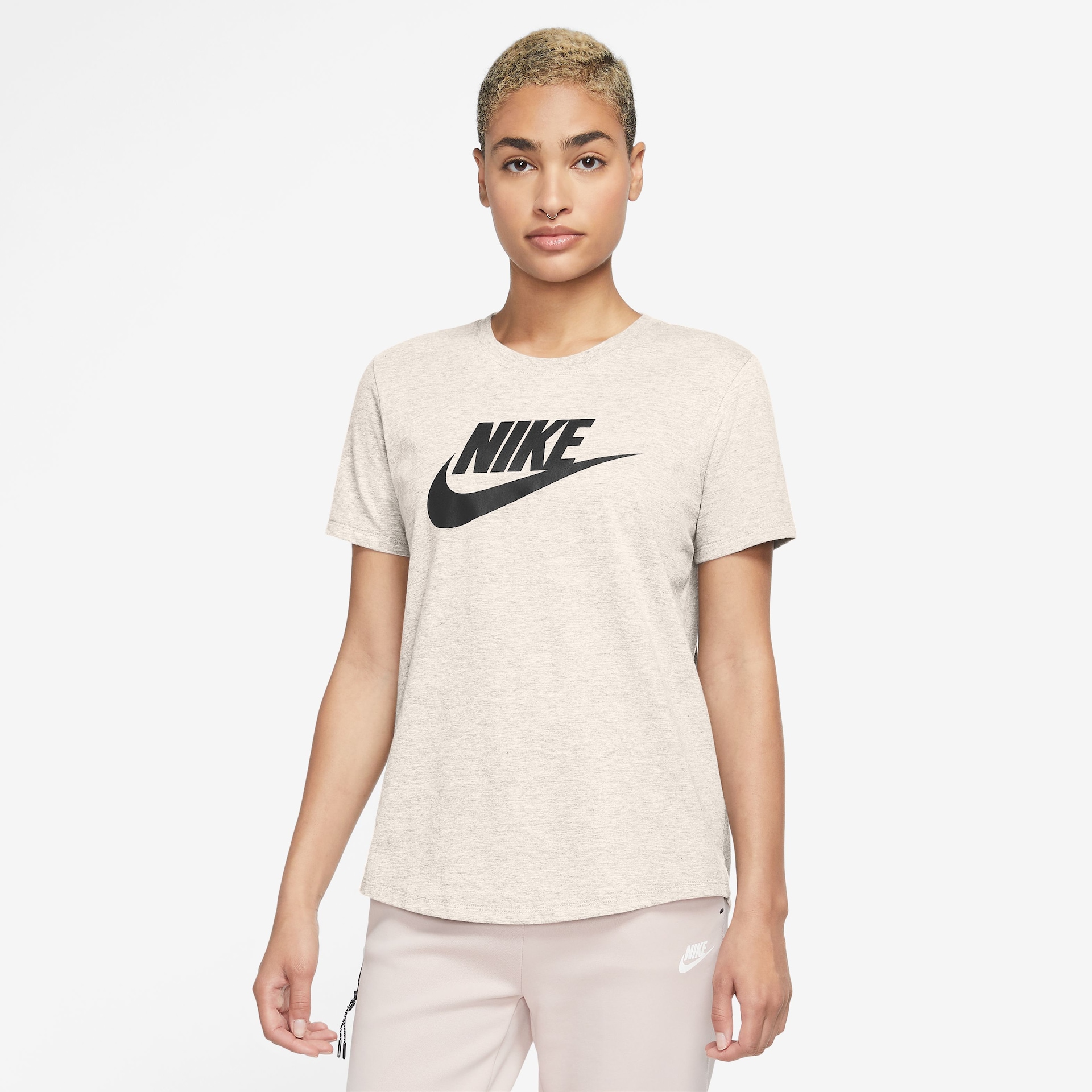 Imagem principal de Camiseta Nike Sportswear Essentials Feminina