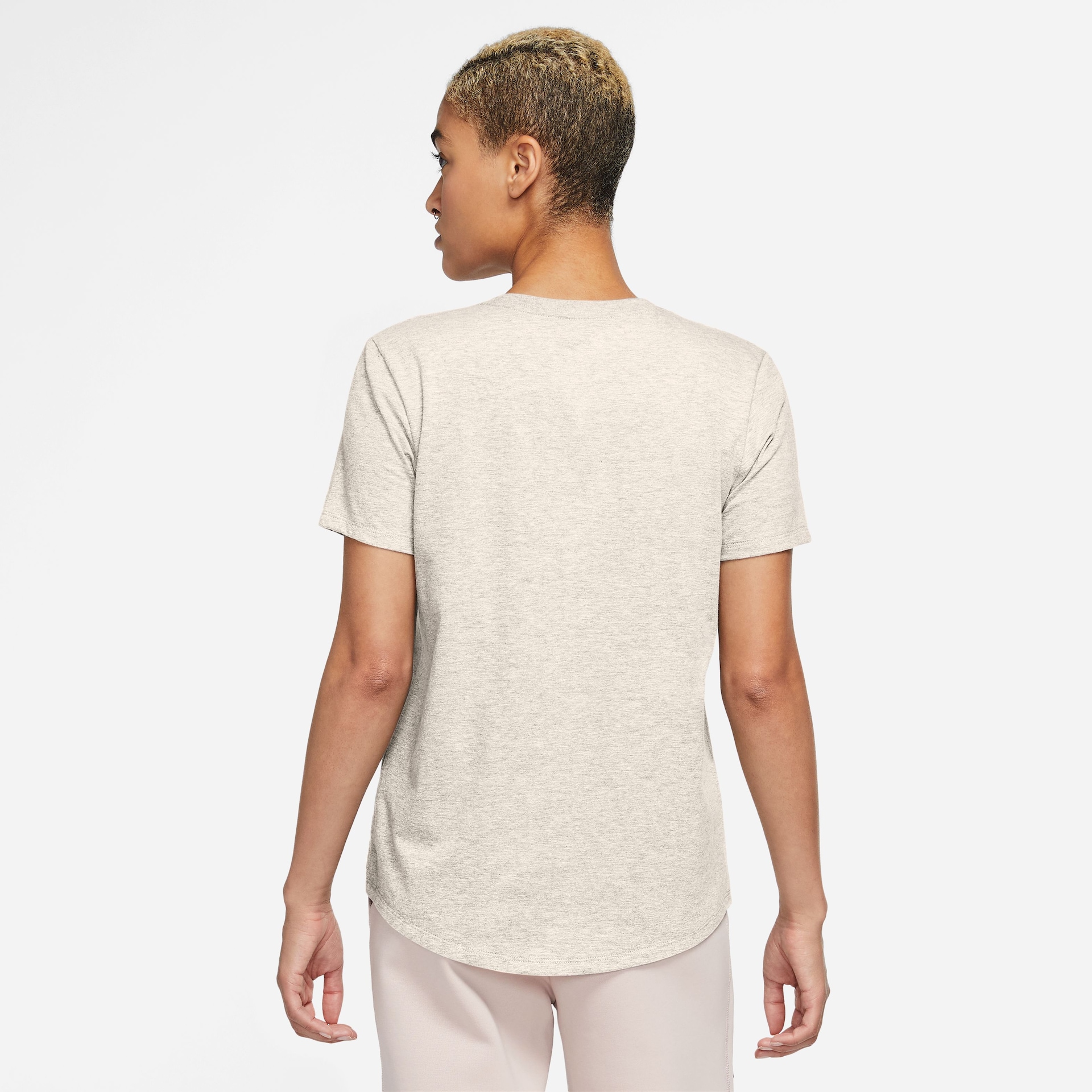 Camiseta Nike Sportswear Essentials Feminina - Foto 3