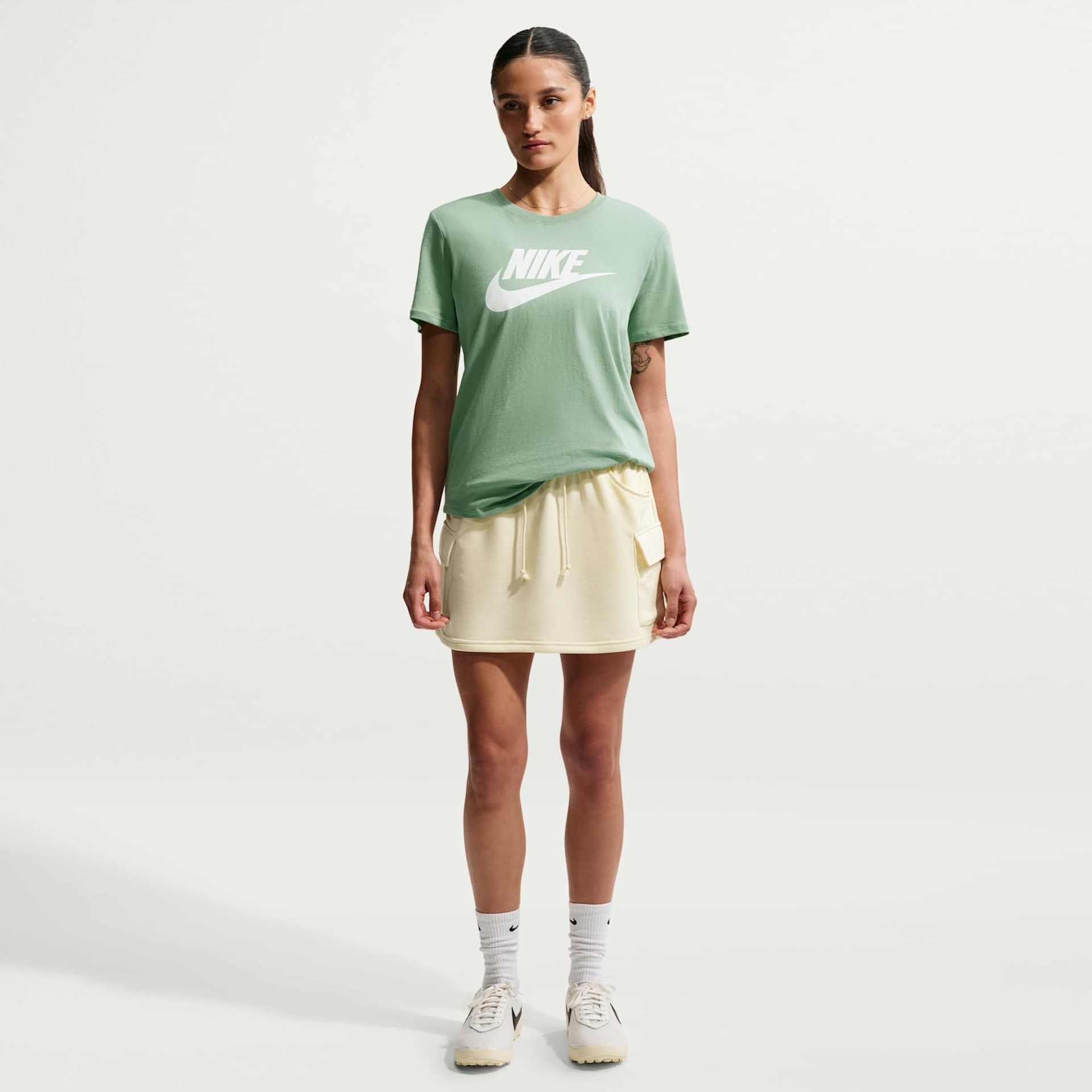 Camiseta Nike Sportswear Essentials Feminina - Foto 4