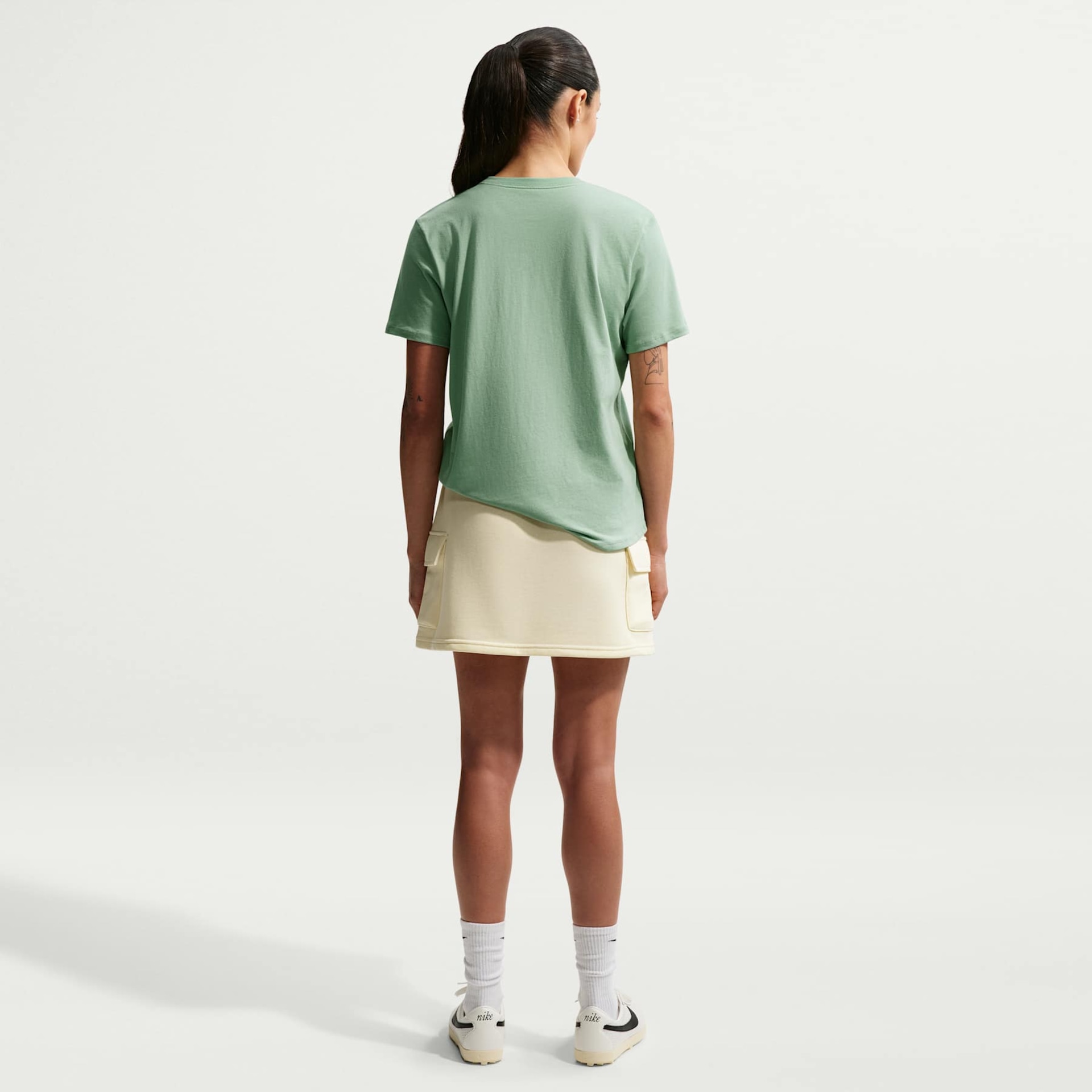 Camiseta Nike Sportswear Essentials Feminina - Foto 5