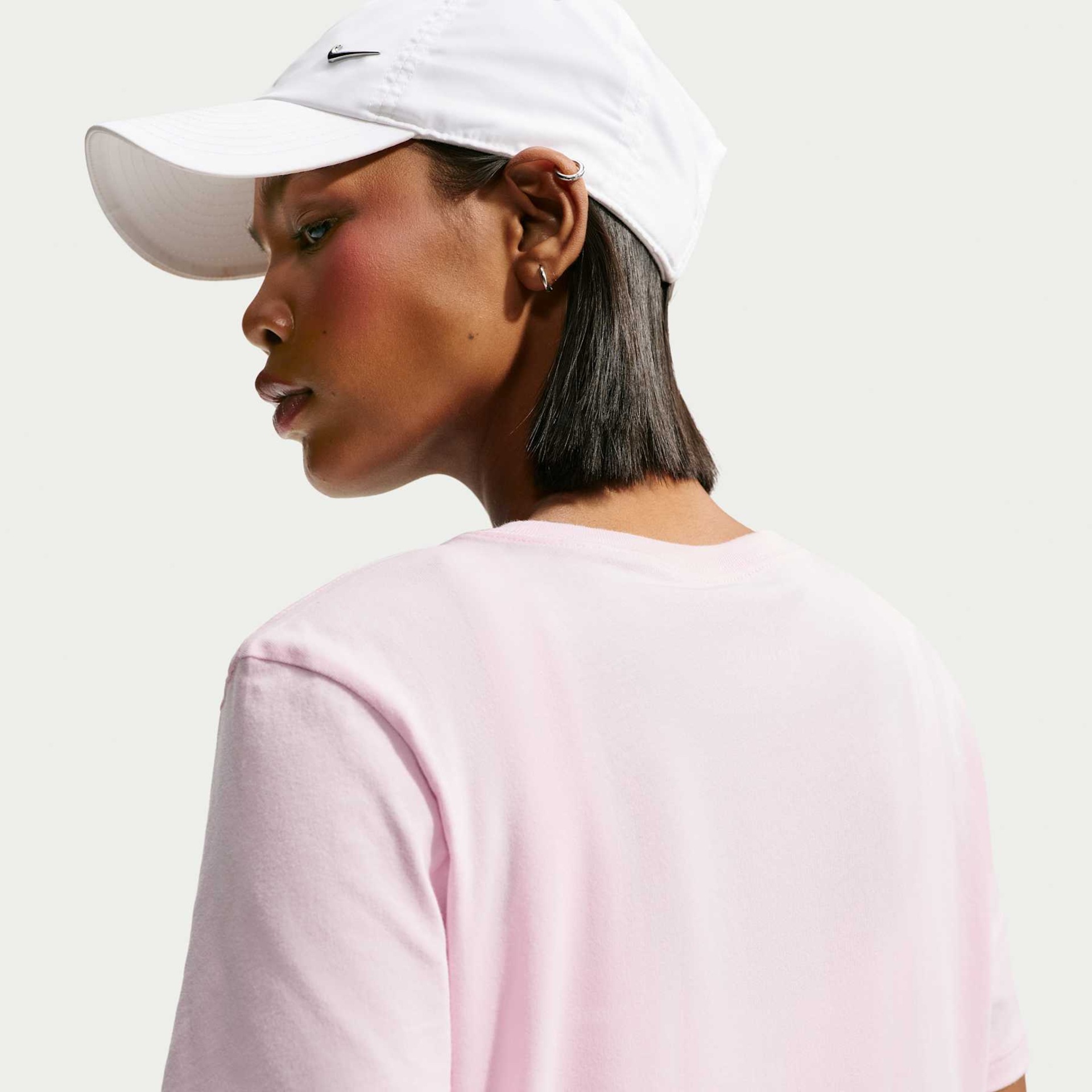Camiseta Nike Sportswear Essentials Feminina - Foto 2