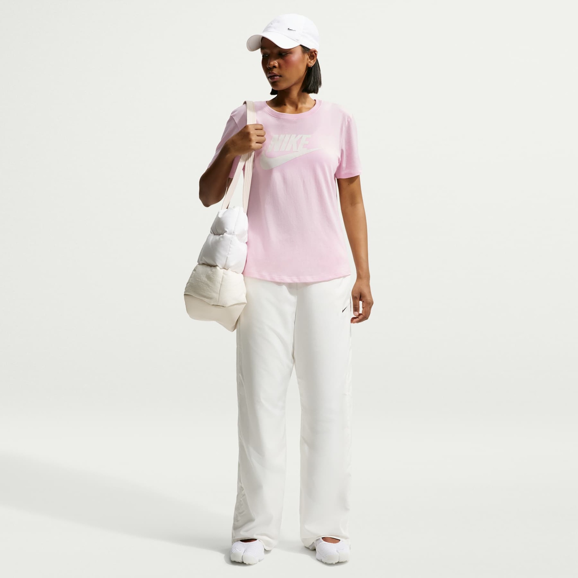 Camiseta Nike Sportswear Essentials Feminina - Foto 4