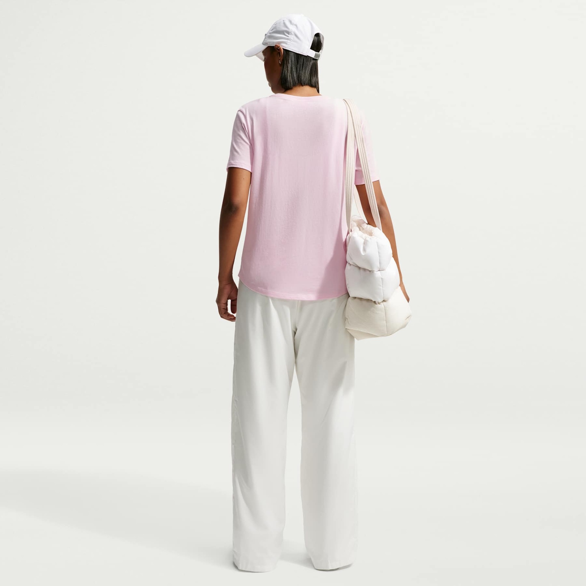Camiseta Nike Sportswear Essentials Feminina - Foto 5