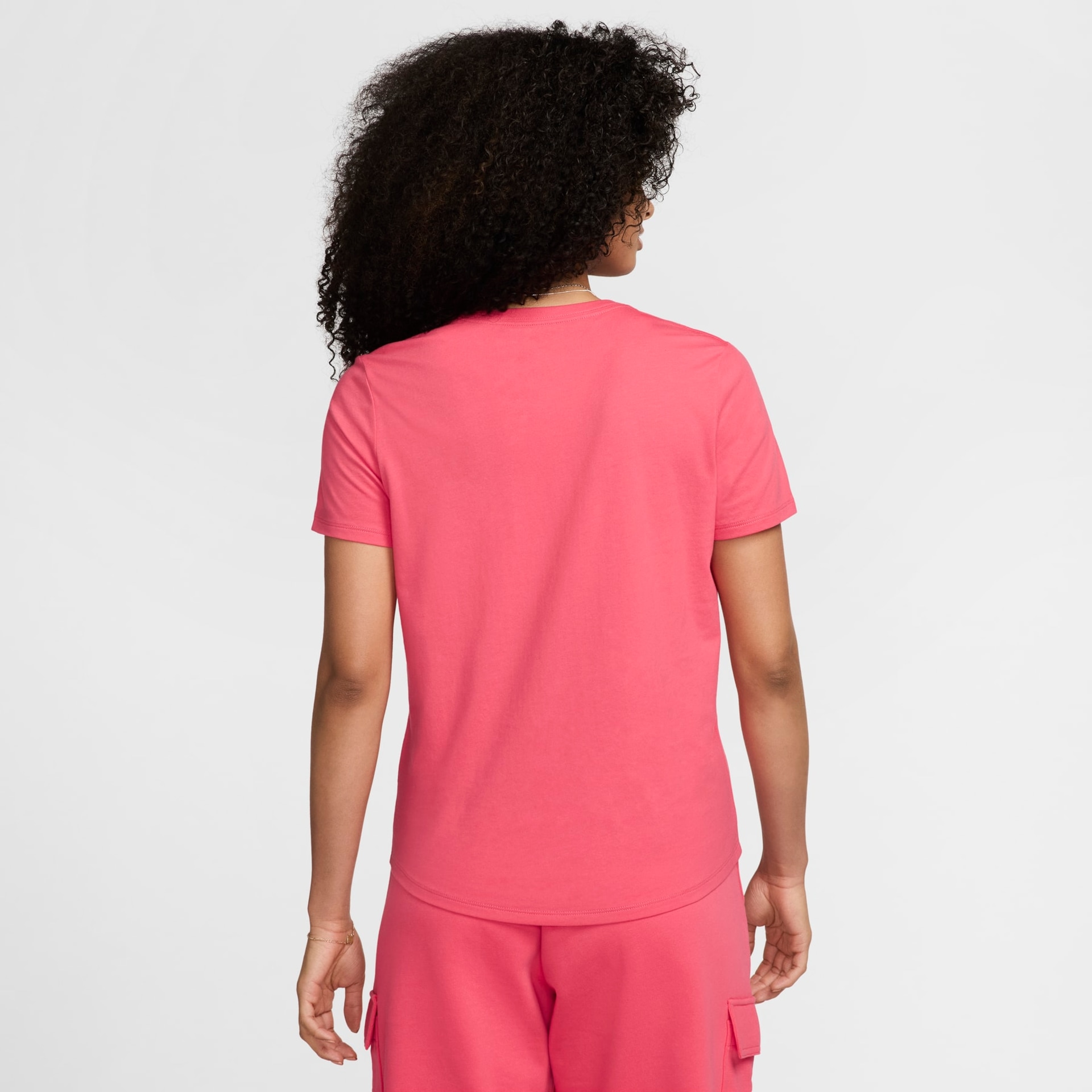 Camiseta Nike Sportswear Essentials Feminina - Foto 4