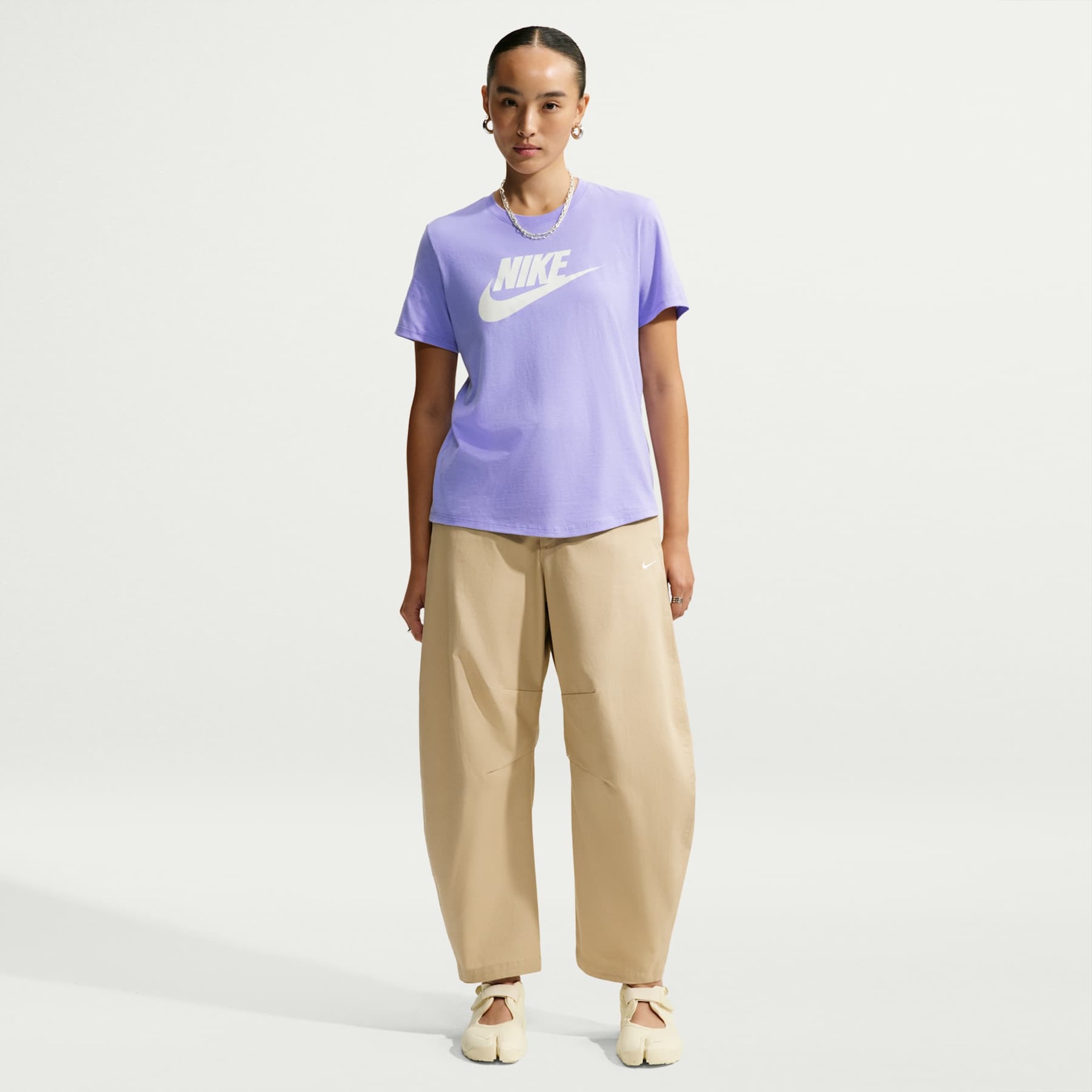 Camiseta Nike Sportswear Essentials Feminina - Foto 4