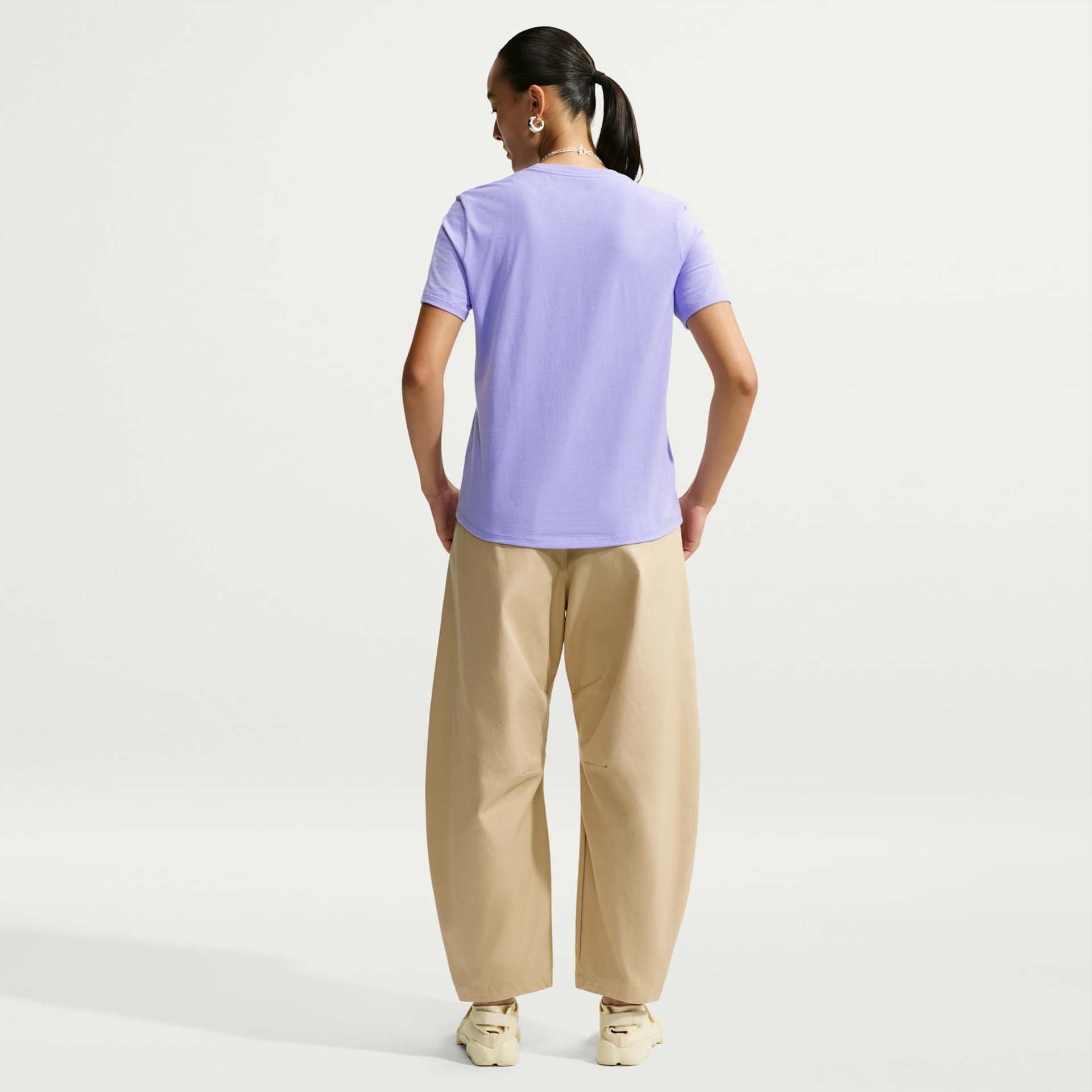 Camiseta Nike Sportswear Essentials Feminina - Foto 5