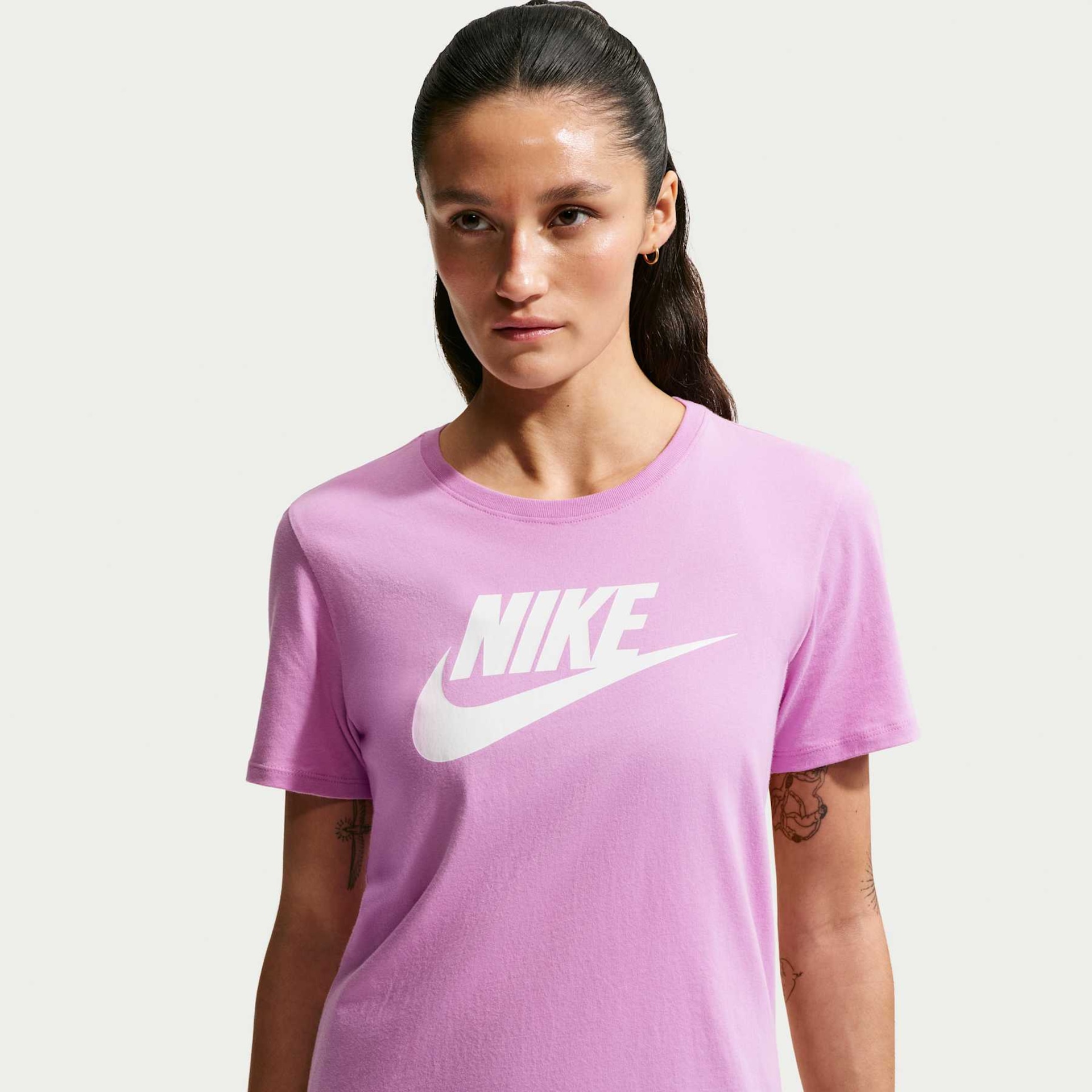 Camiseta Nike Sportswear Essentials Feminina - Foto 1