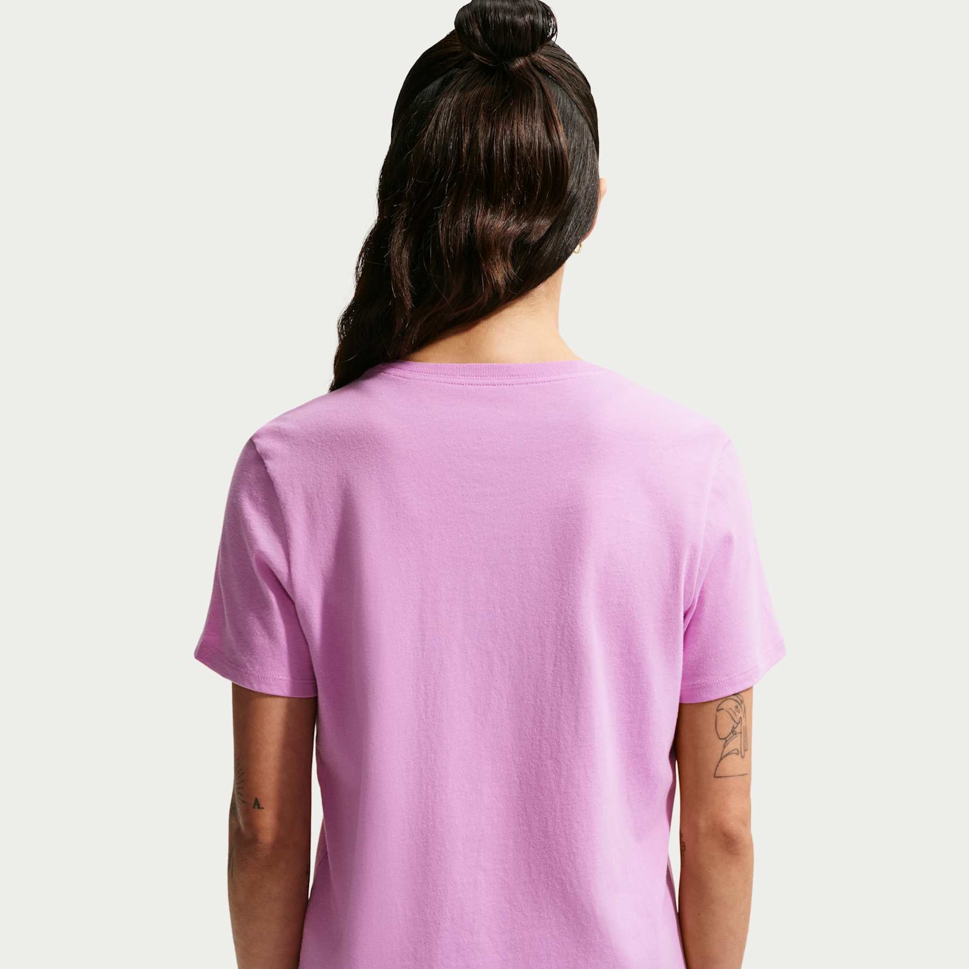 Camiseta Nike Sportswear Essentials Feminina - Foto 2