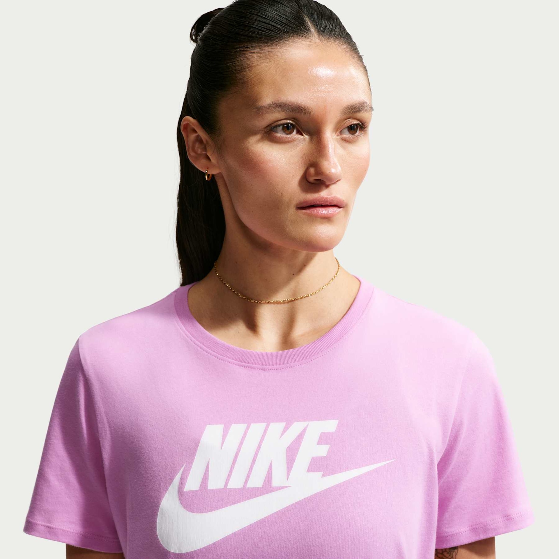 Camiseta Nike Sportswear Essentials Feminina - Foto 3