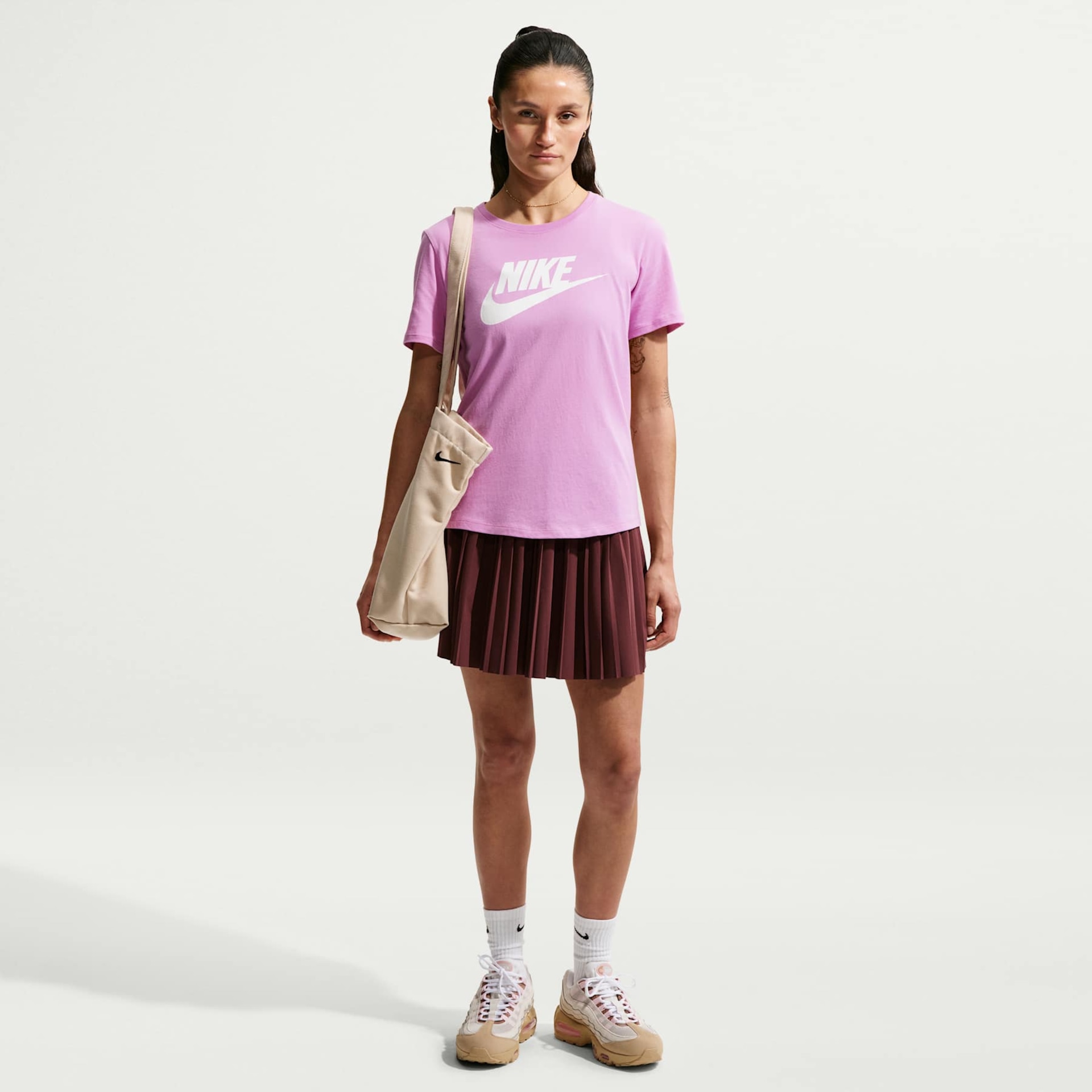 Camiseta Nike Sportswear Essentials Feminina - Foto 4