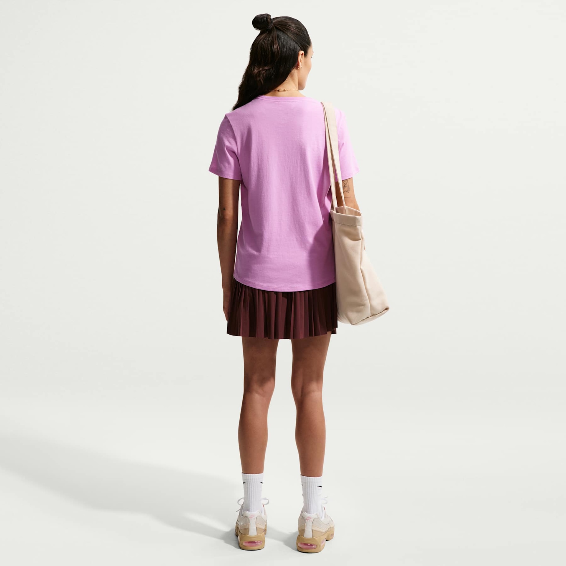 Camiseta Nike Sportswear Essentials Feminina - Foto 5