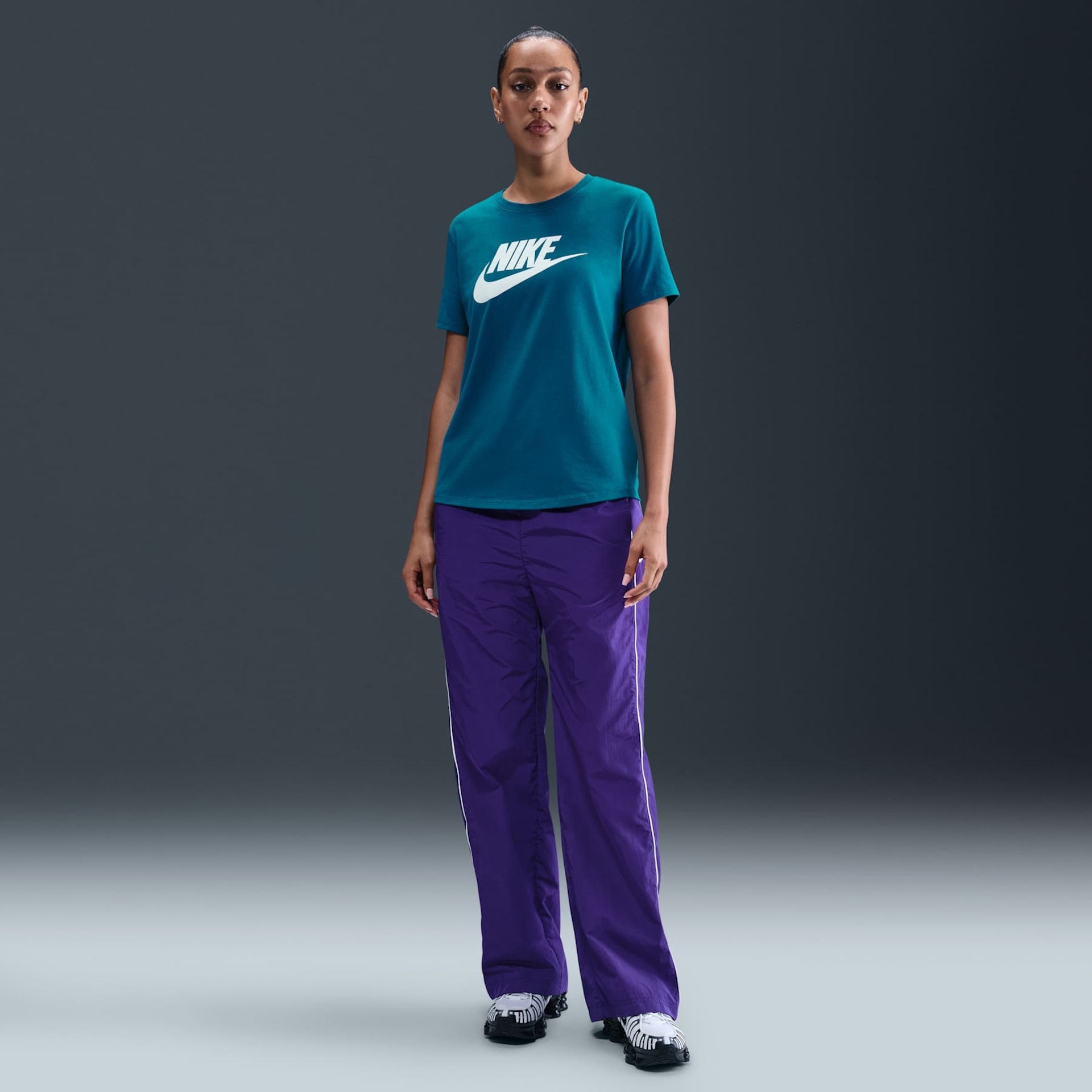 Camiseta Nike Sportswear Essentials Feminina - Foto 4