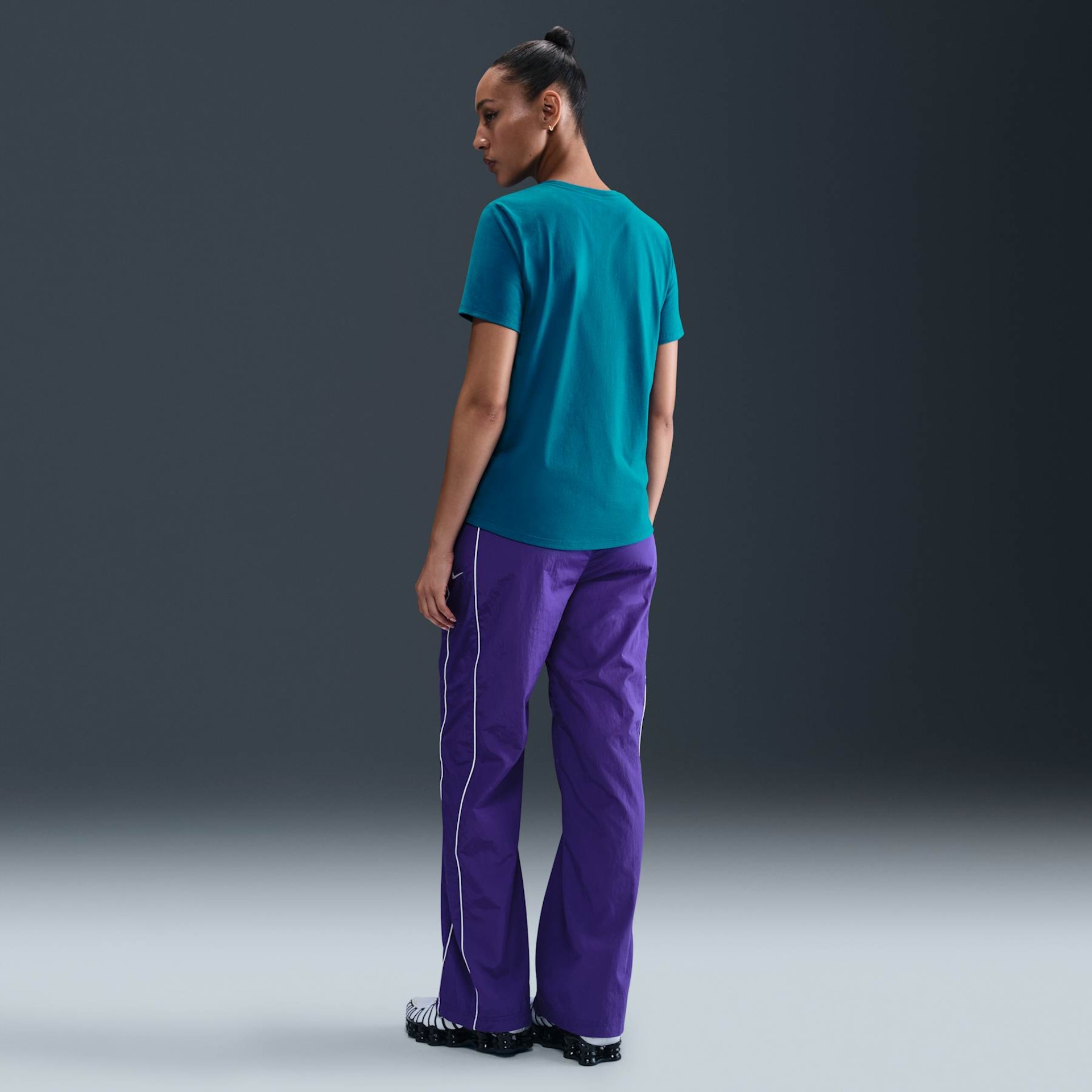 Camiseta Nike Sportswear Essentials Feminina - Foto 5