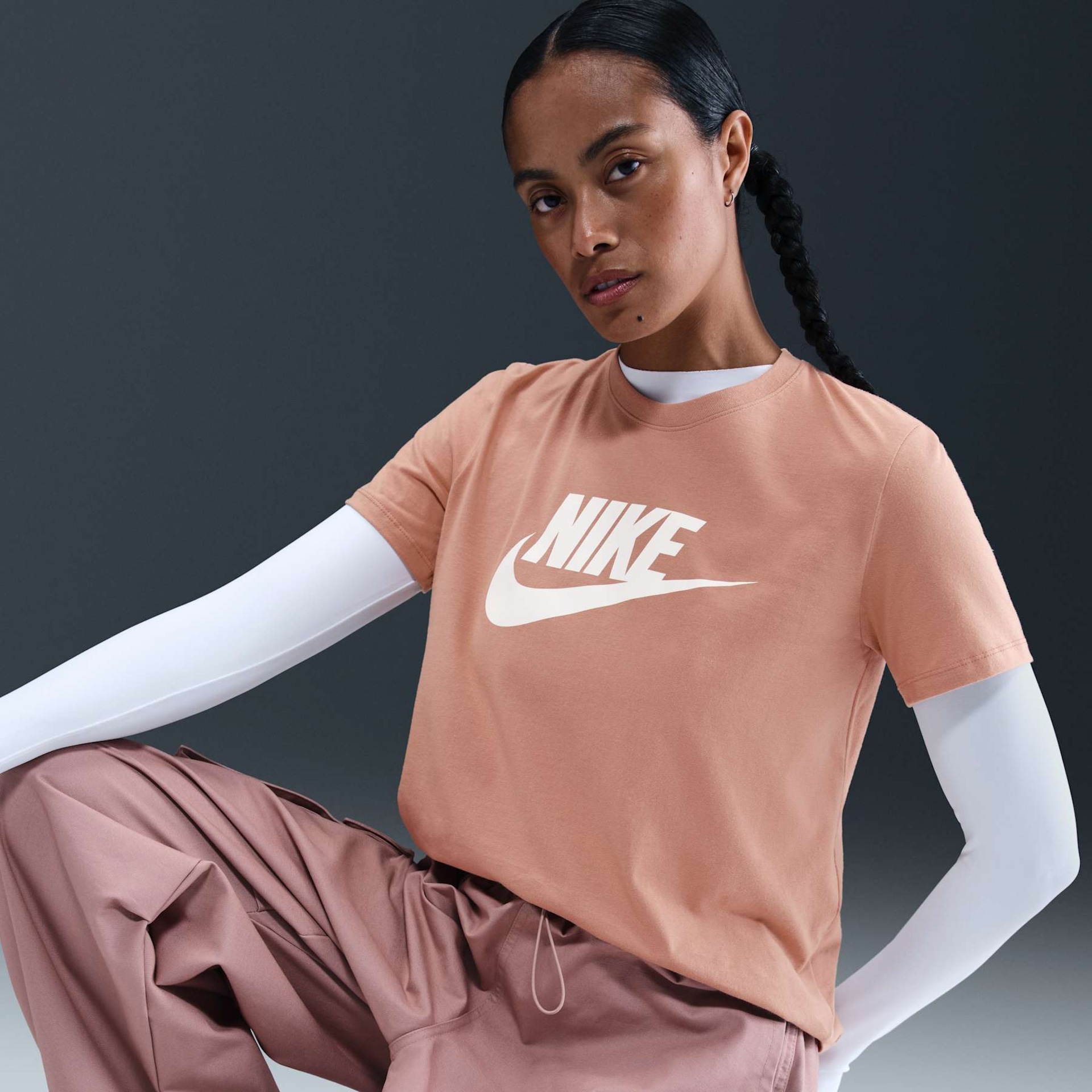 Camiseta Nike Sportswear Essentials Feminina - Foto 3