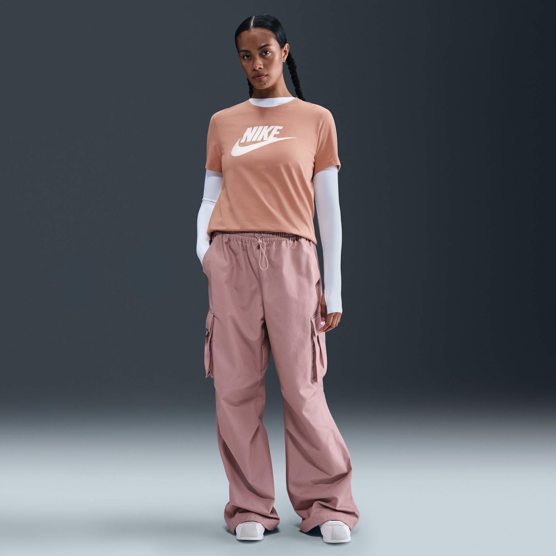 Camiseta Nike Sportswear Essentials Feminina - Foto 4