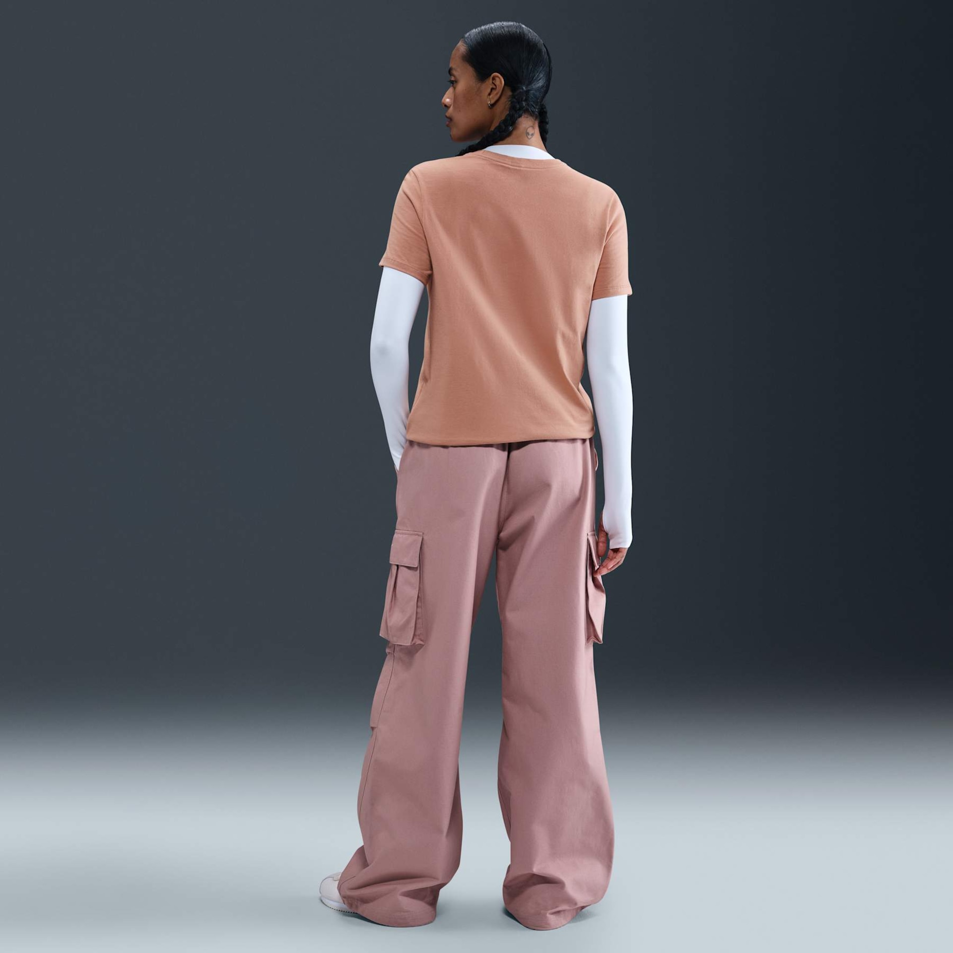 Camiseta Nike Sportswear Essentials Feminina - Foto 5