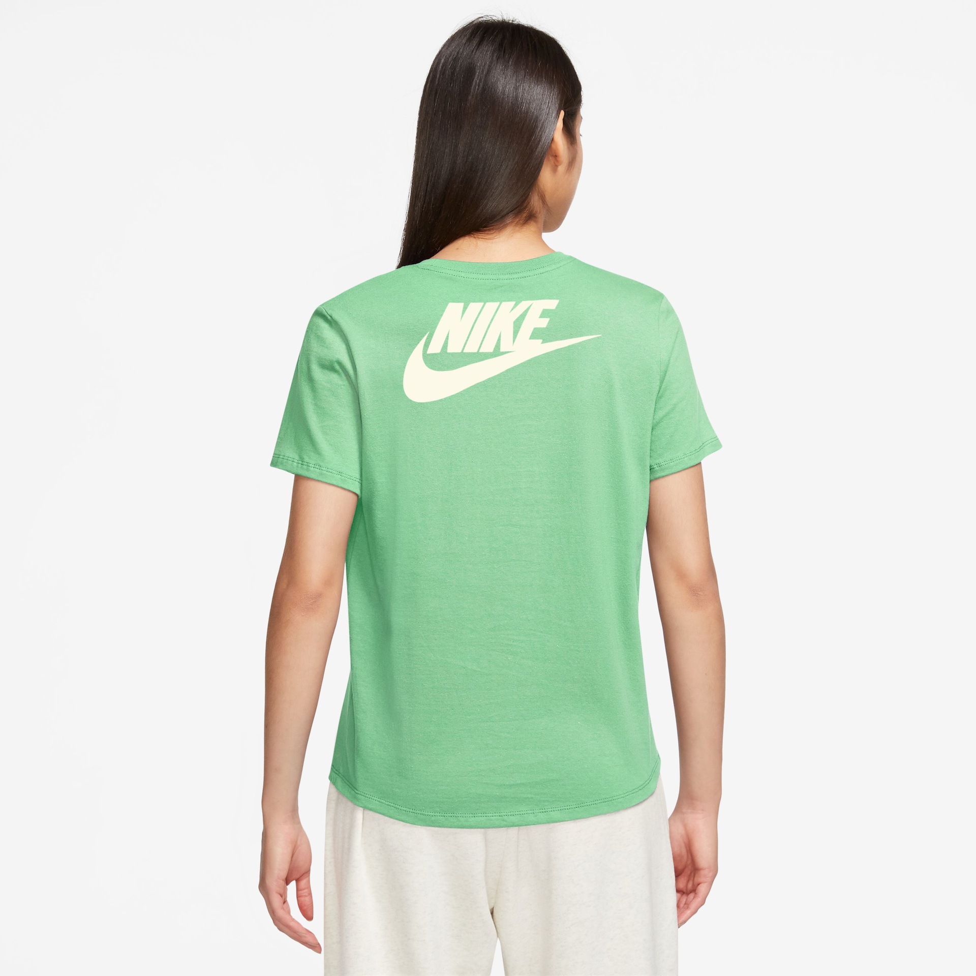 Camiseta Nike Sportswear Essentials Feminina - Foto 3