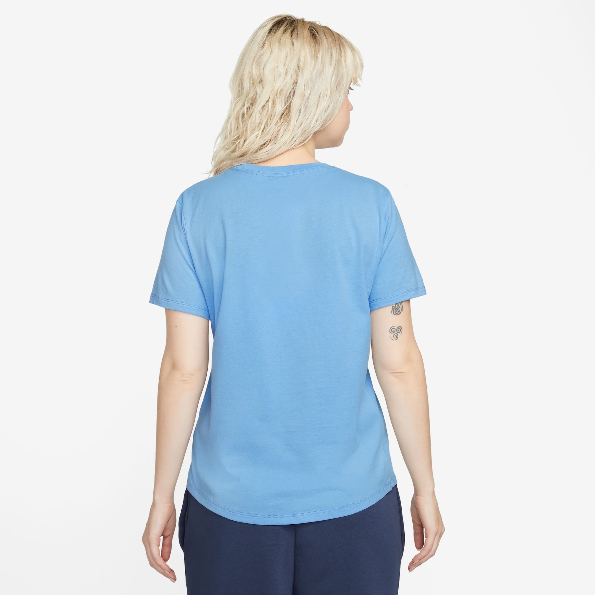 Camiseta Nike Sportswear Club Essentials Feminina - Foto 2