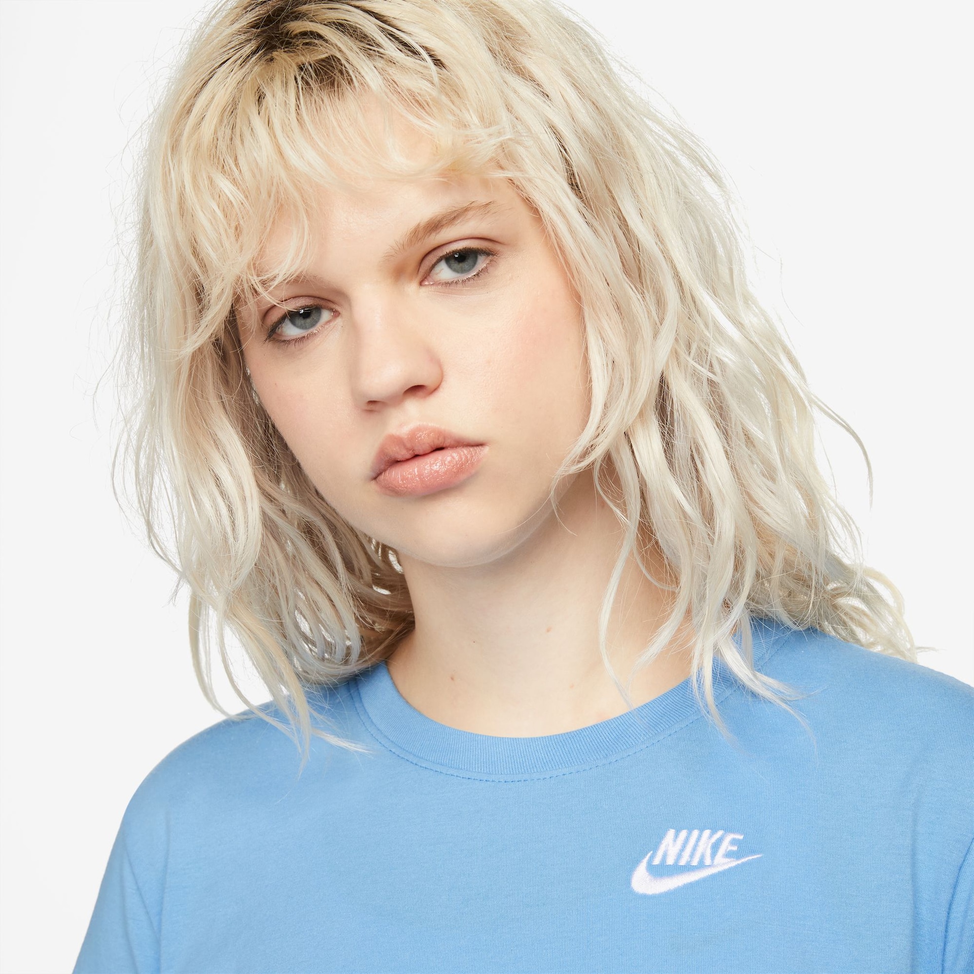 Camiseta Nike Sportswear Club Essentials Feminina - Foto 3