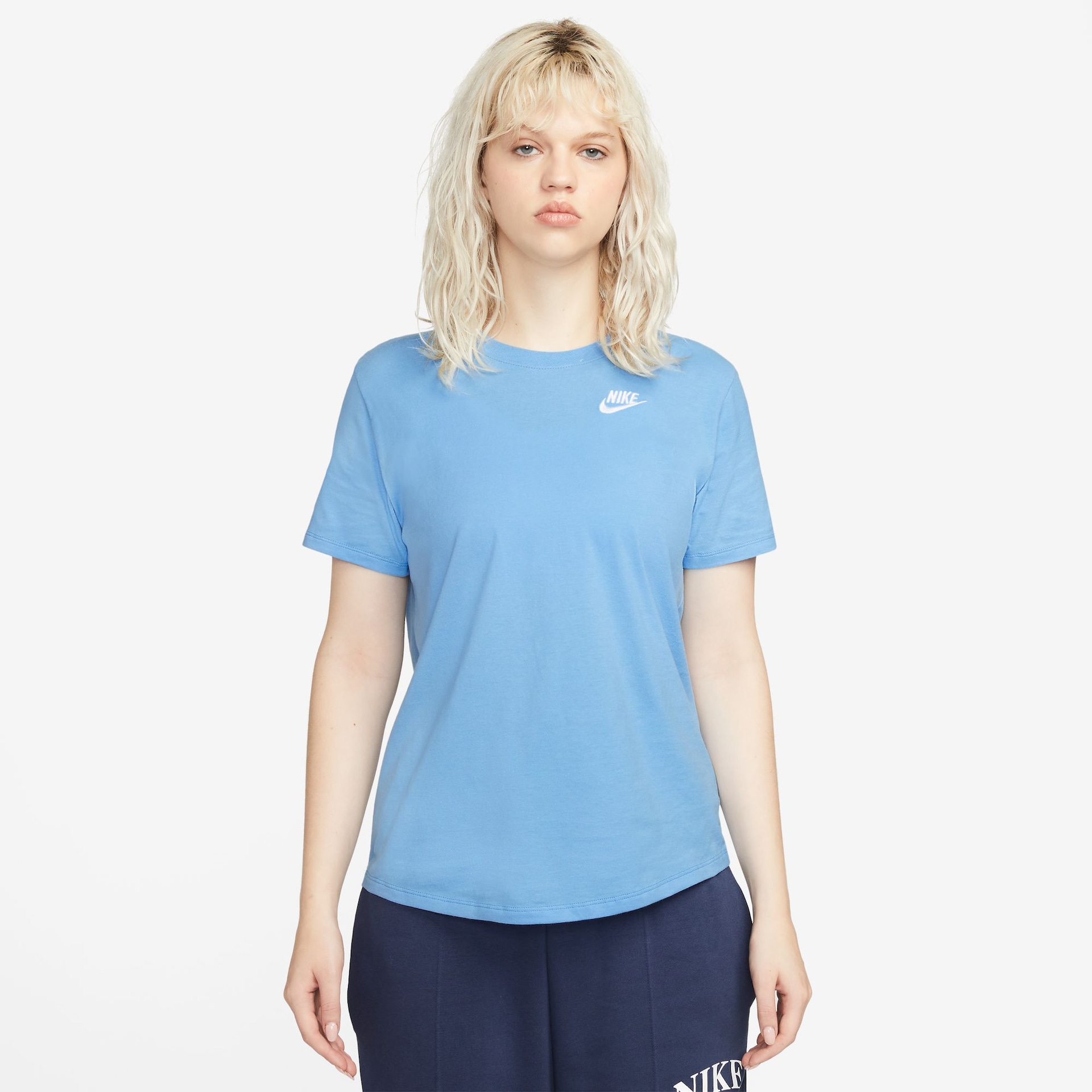 Camiseta Nike Sportswear Club Essentials Feminina - Foto 1