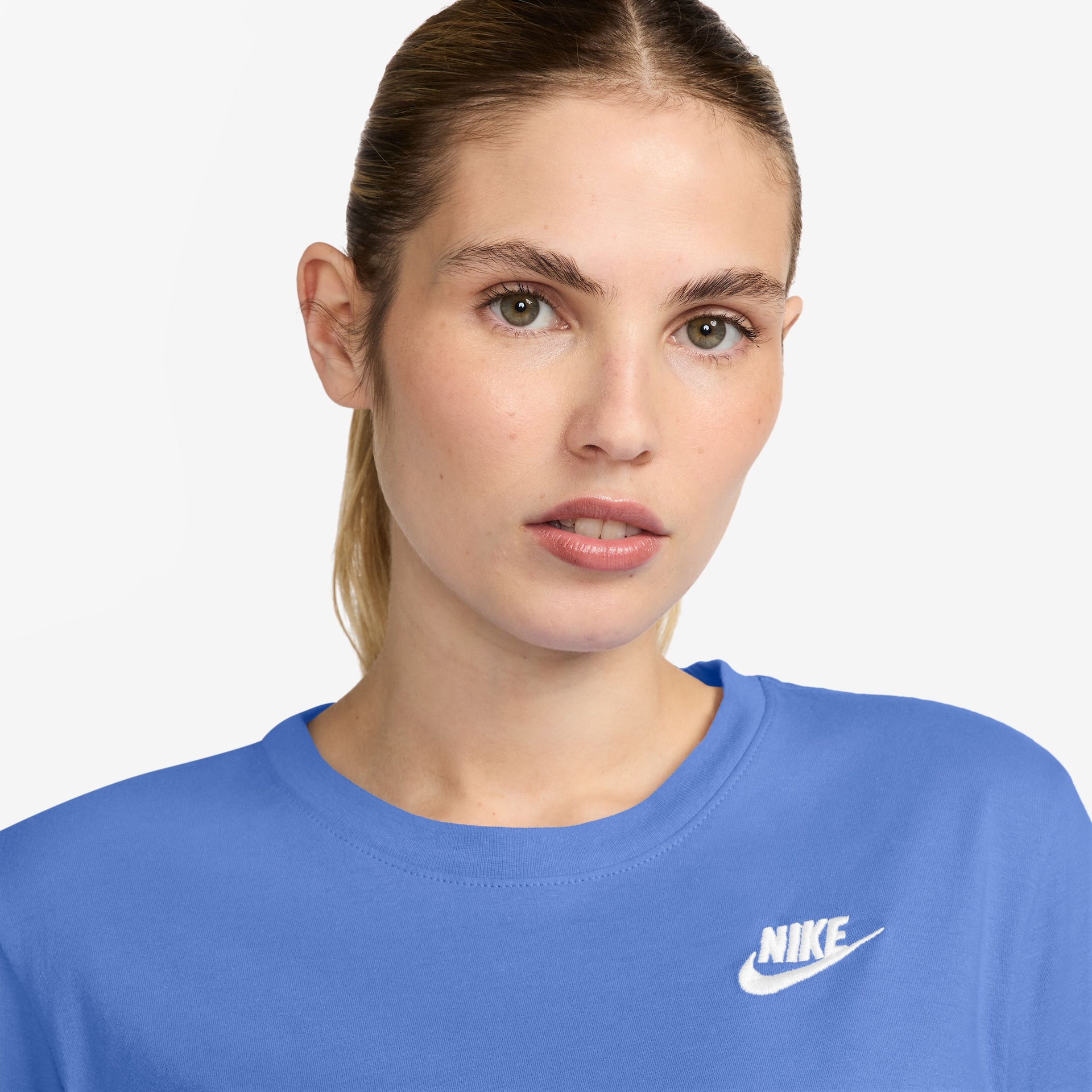 Camiseta Nike Sportswear Club Essentials Feminina - Foto 1