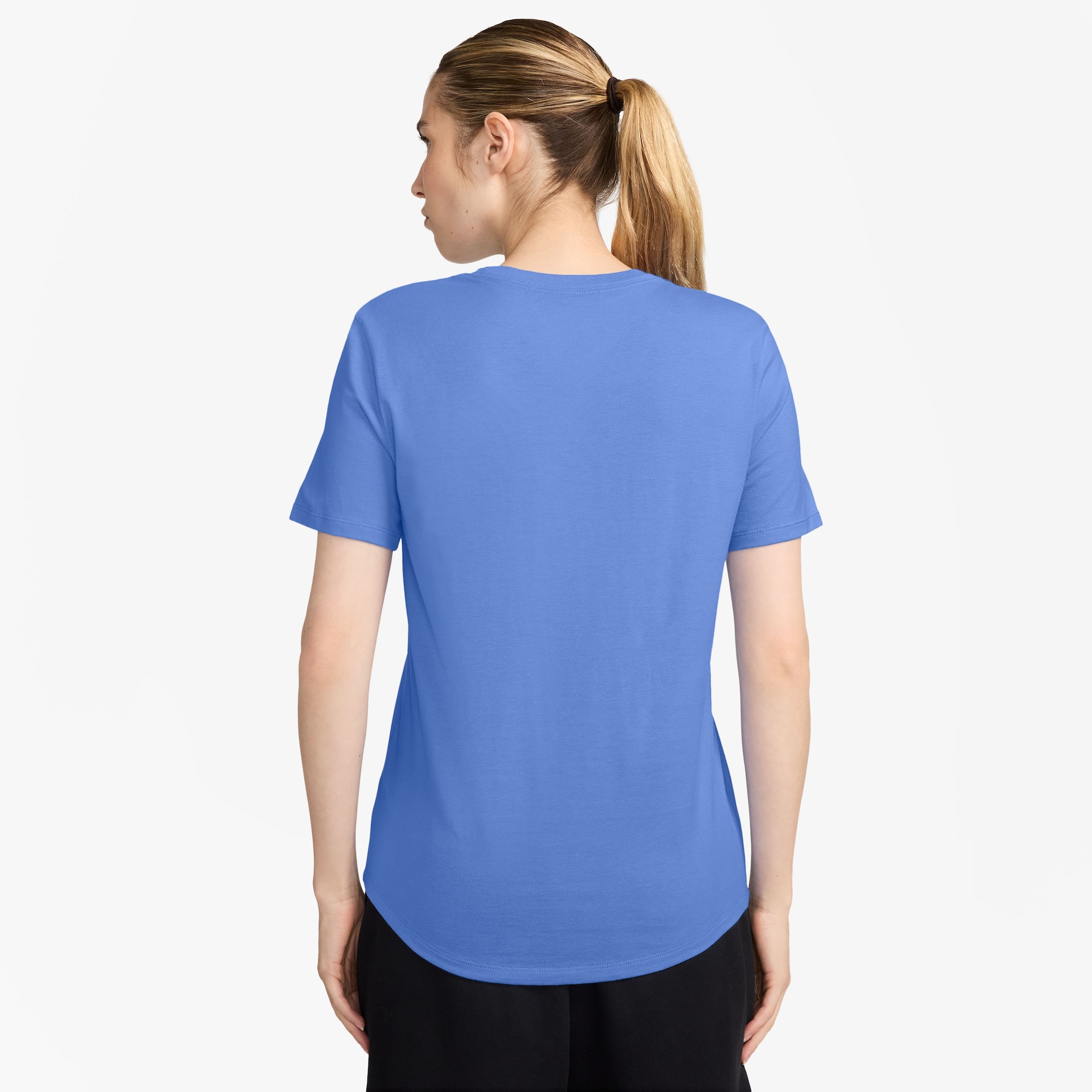 Camiseta Nike Sportswear Club Essentials Feminina - Foto 2