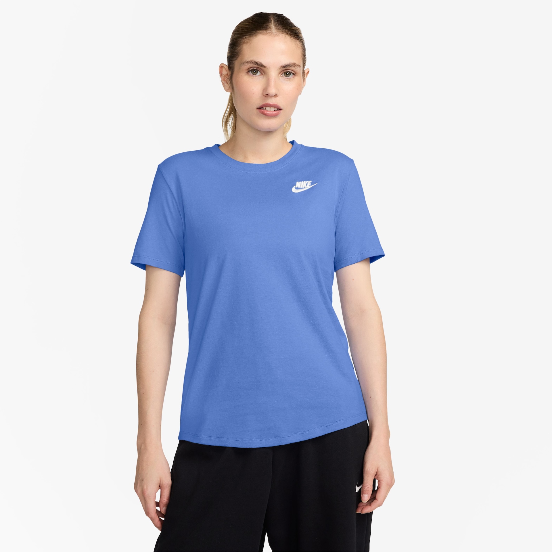 Camiseta Nike Sportswear Club Essentials Feminina - Foto 3