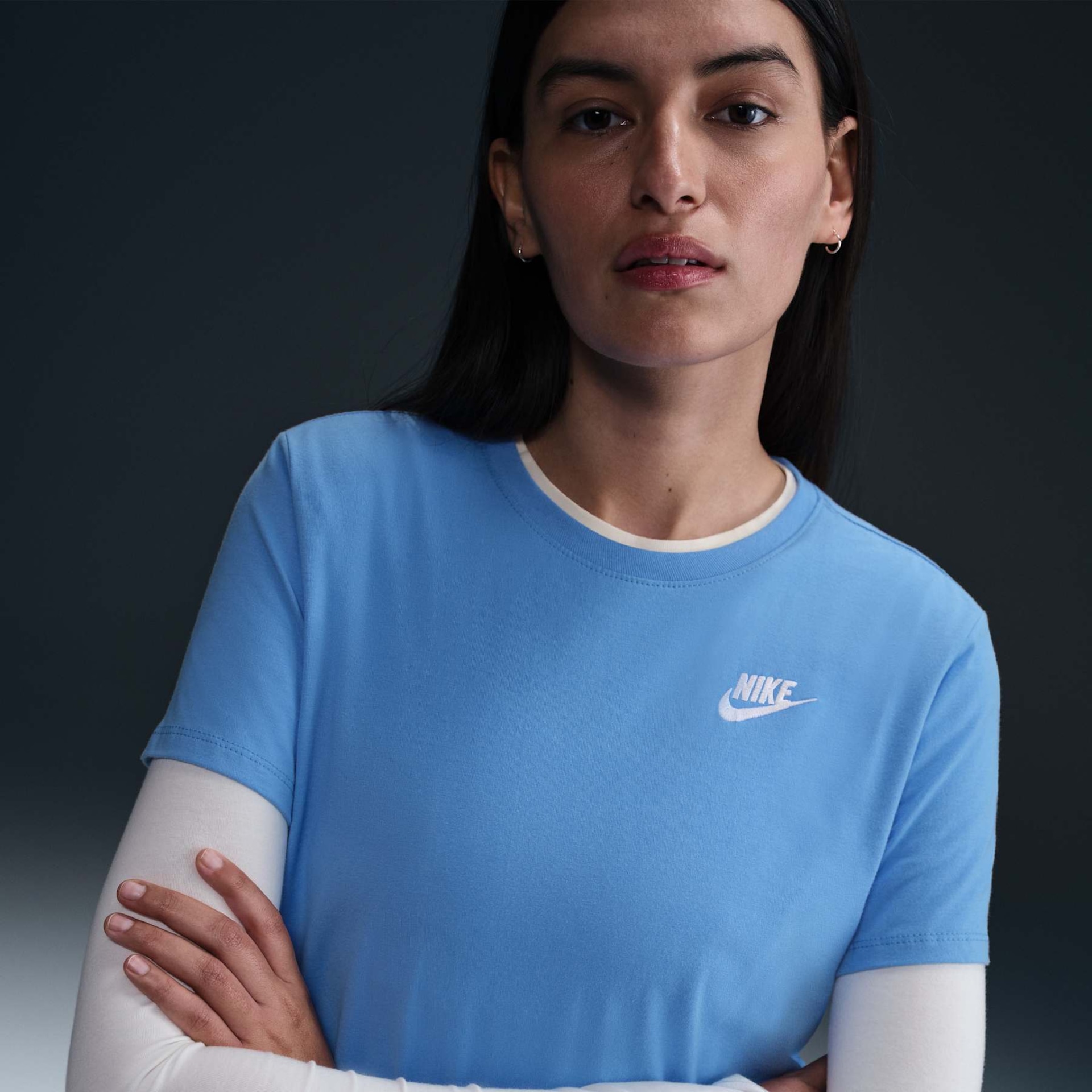 Camiseta Nike Sportswear Club Essentials Feminina - Foto 1