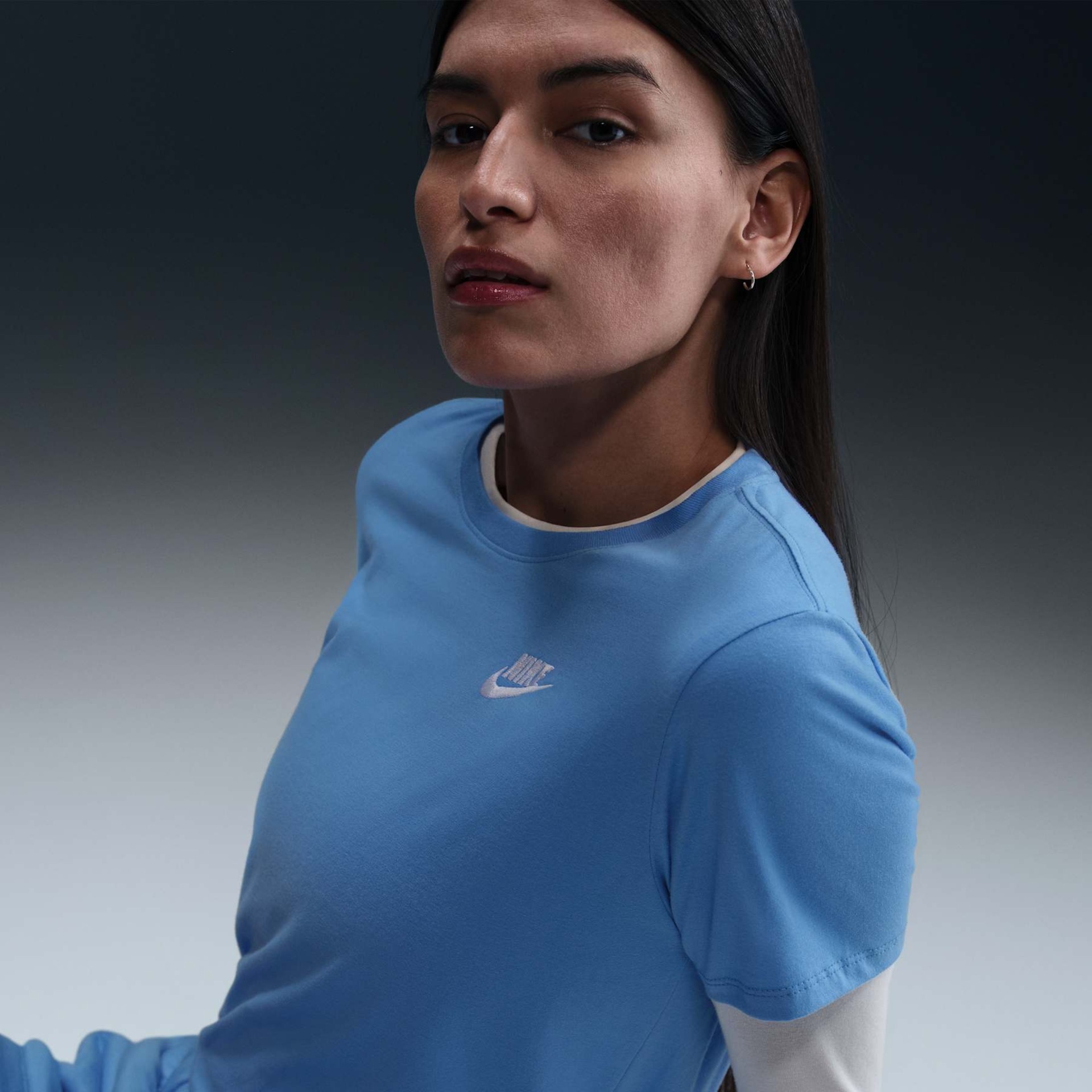 Camiseta Nike Sportswear Club Essentials Feminina - Foto 3