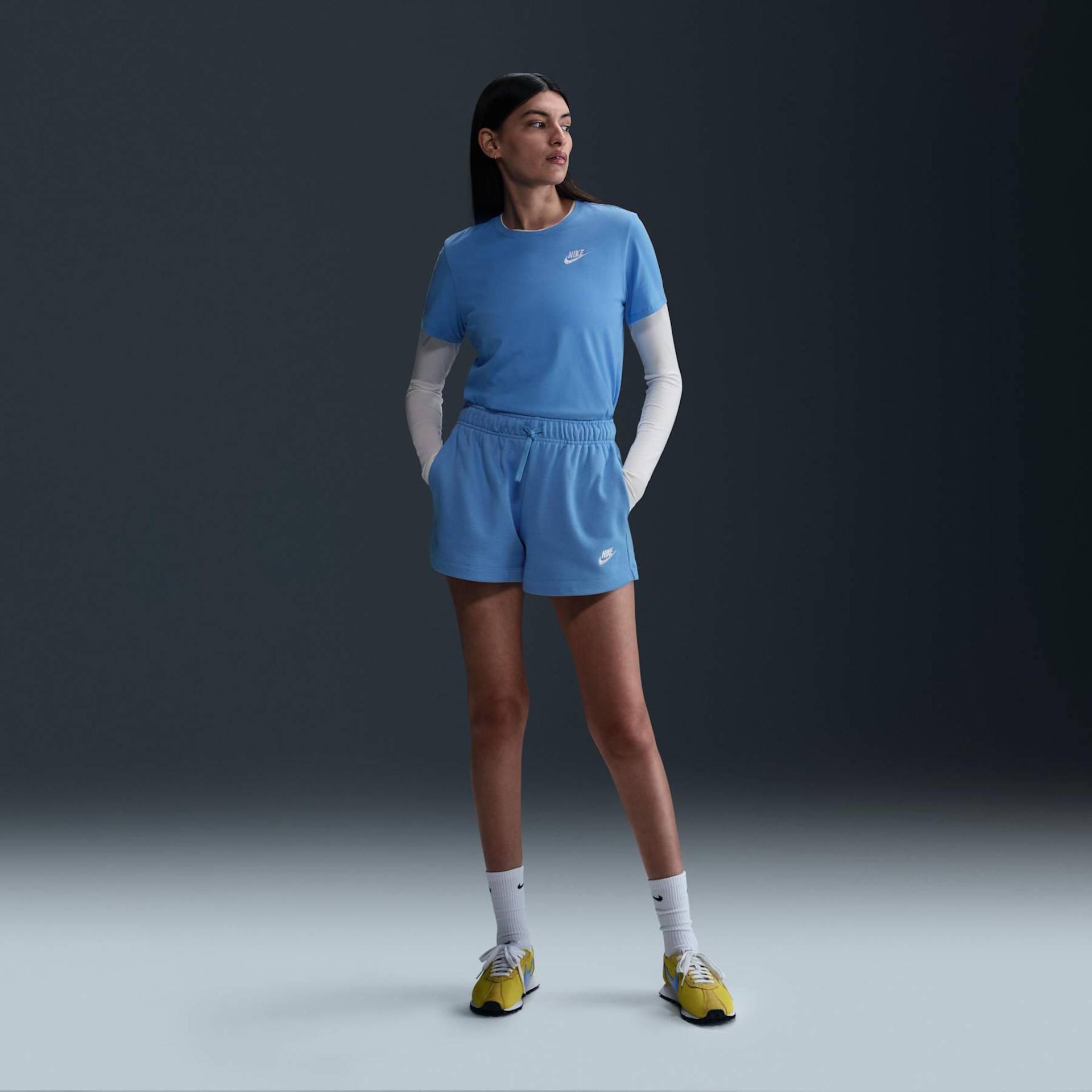 Camiseta Nike Sportswear Club Essentials Feminina - Foto 4