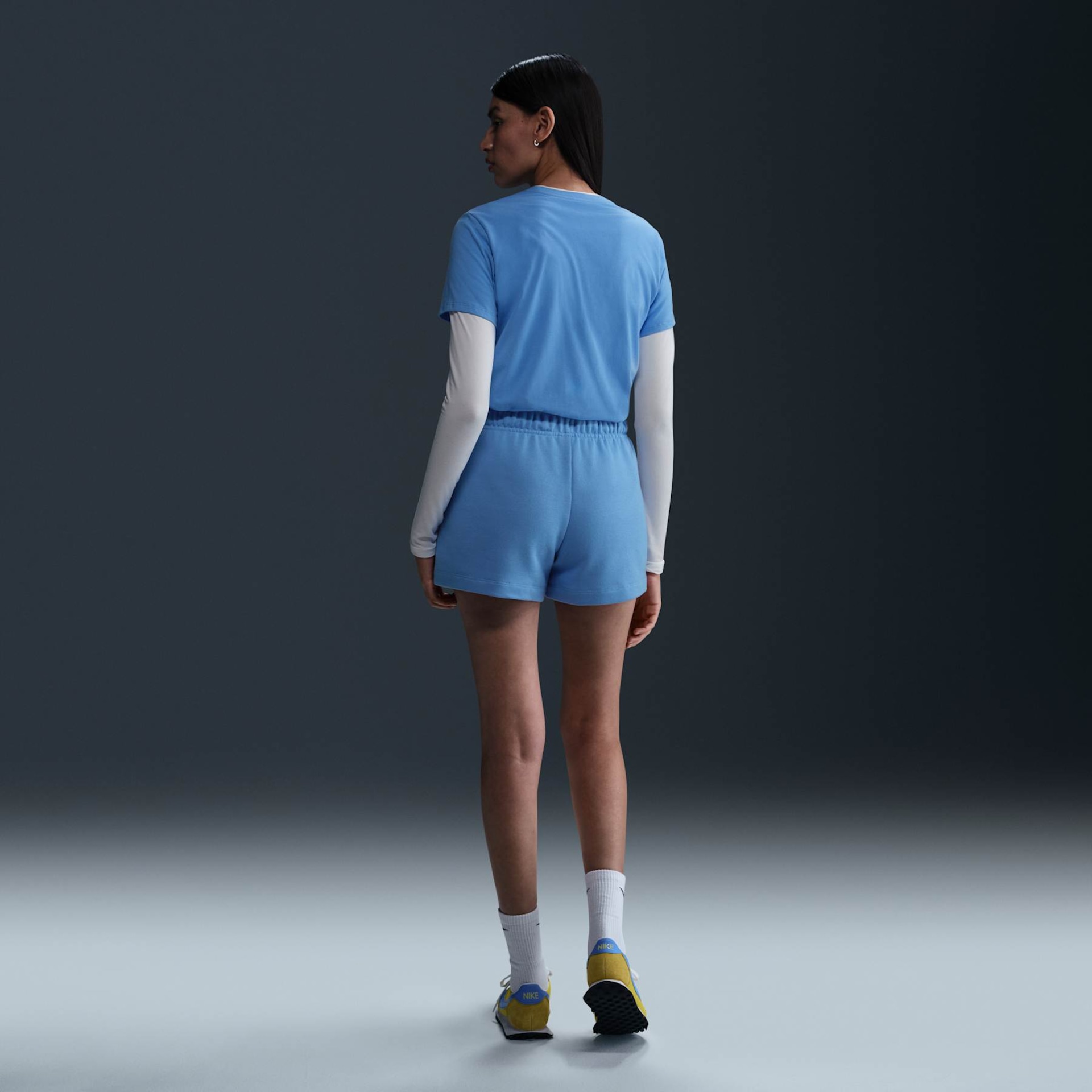 Camiseta Nike Sportswear Club Essentials Feminina - Foto 5