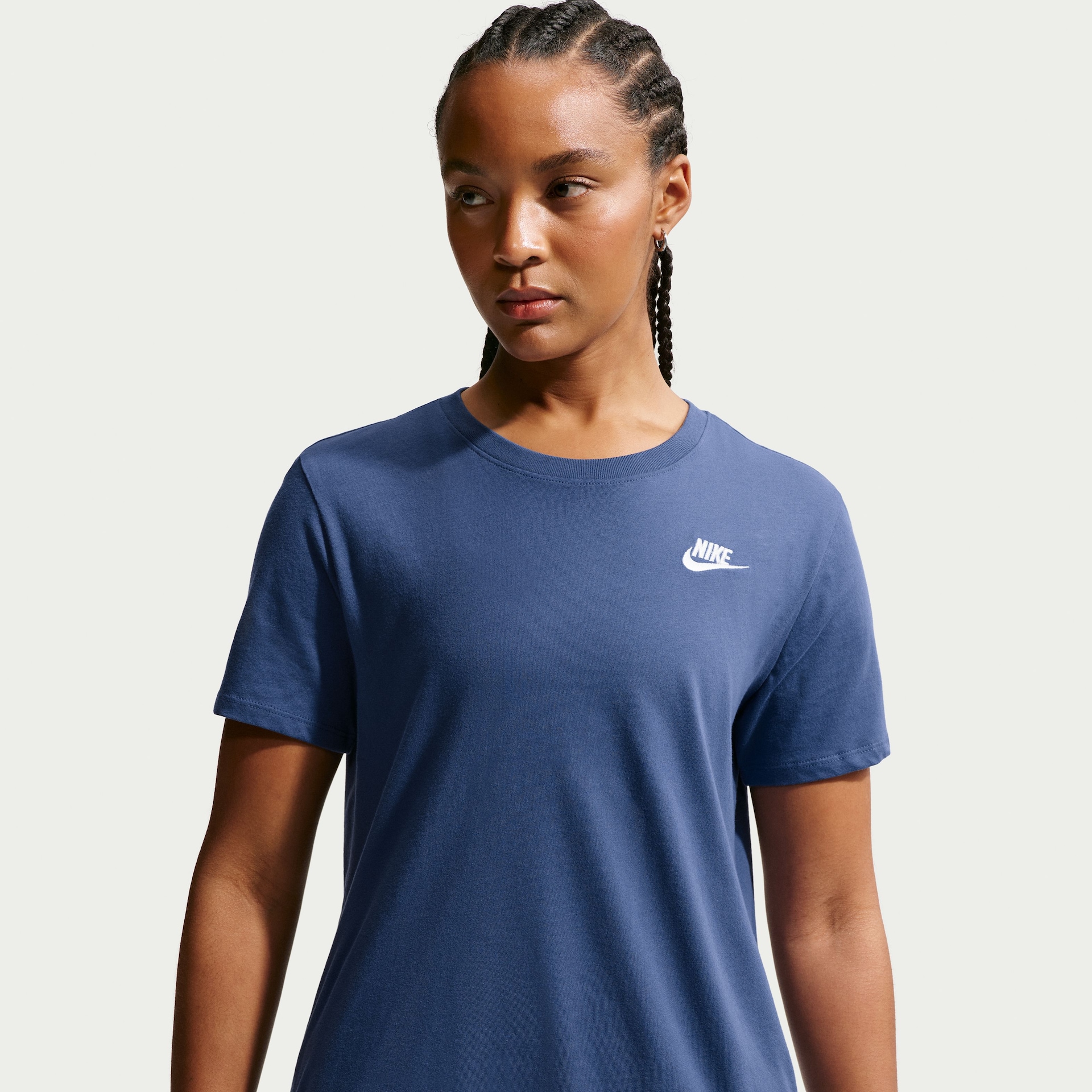 Camiseta Nike Sportswear Club Essentials Feminina - Foto 3