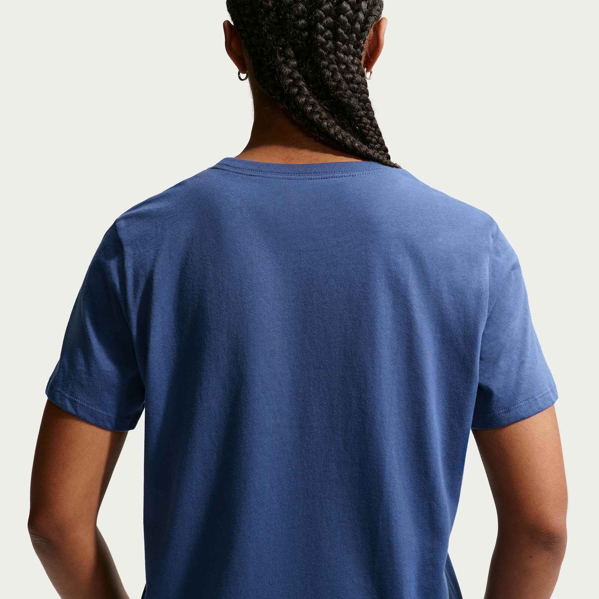 Camiseta Nike Sportswear Club Essentials Feminina - Foto 5