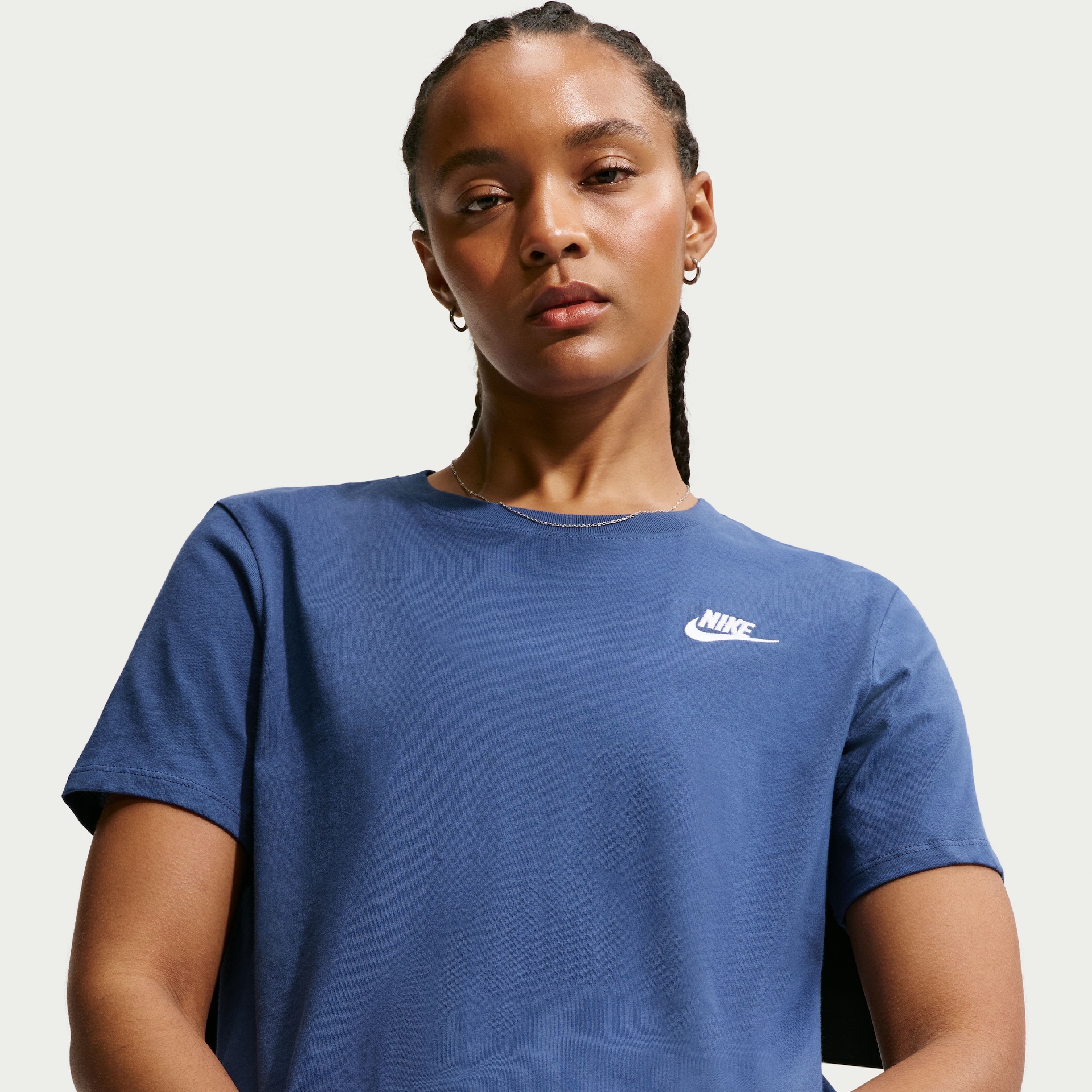 Camiseta Nike Sportswear Club Essentials Feminina - Foto 2