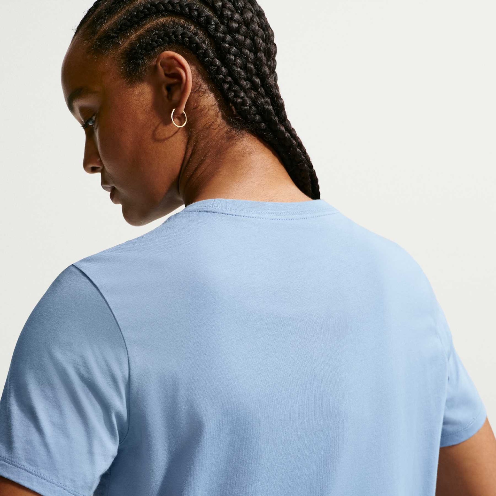 Camiseta Nike Sportswear Club Essentials Feminina - Foto 2