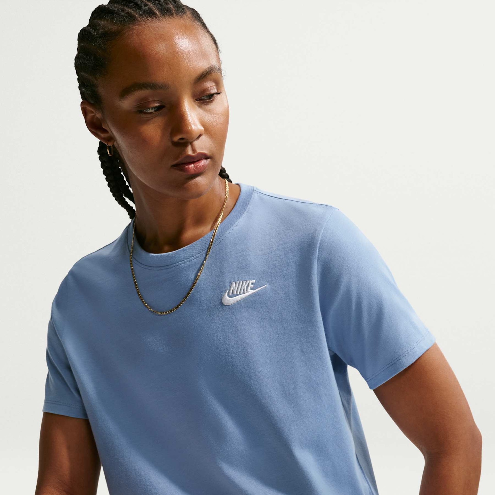 Camiseta Nike Sportswear Club Essentials Feminina - Foto 3
